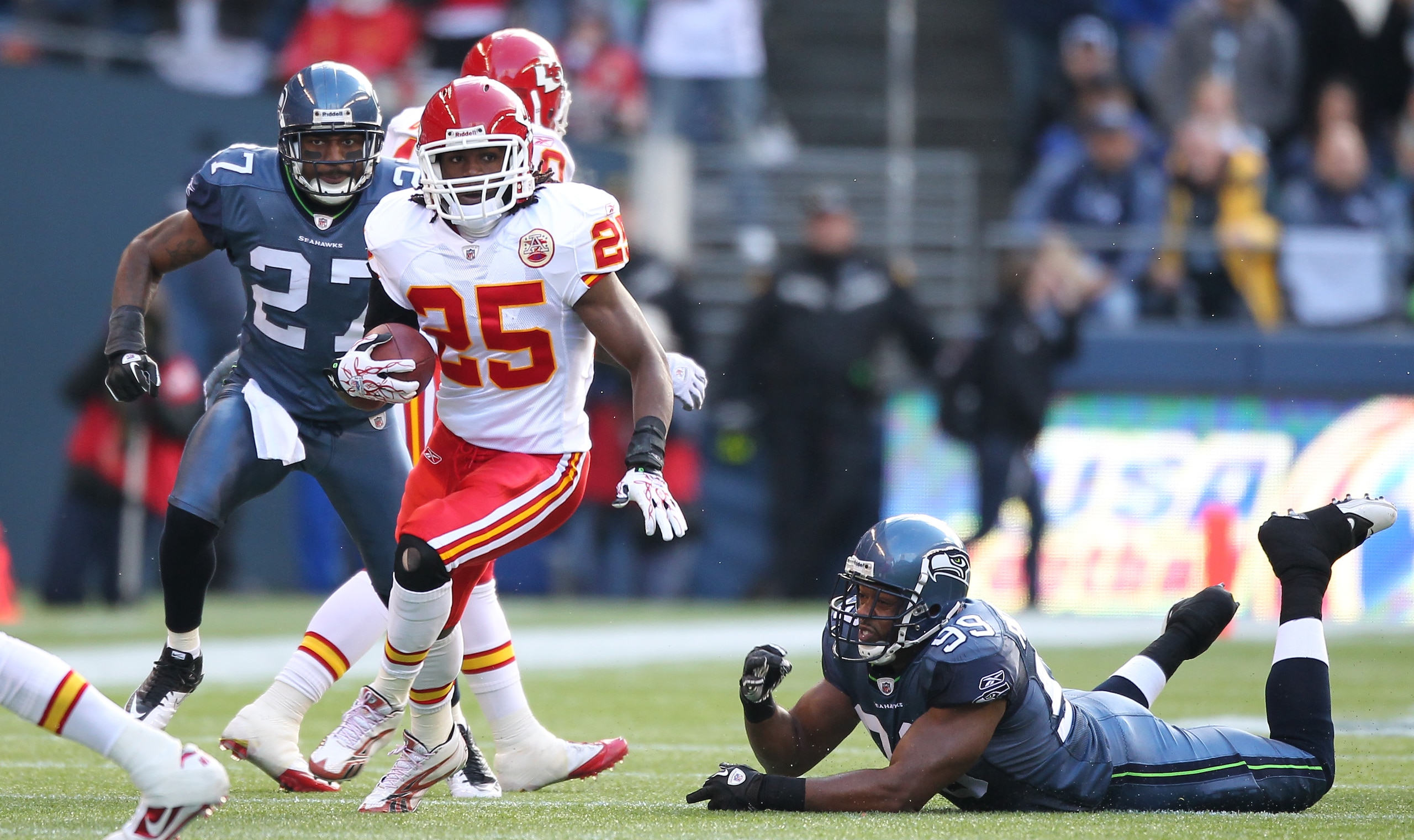 SEATTLE, WA - NOVEMBER 28:  Running back Jamaal Charles #25 of the Kansas City Chiefs rushes against the Seattle Seahawks at Qwest Field on November 28, 2010 in Seattle, Washington. (Photo by Otto Greule Jr/Getty Images)