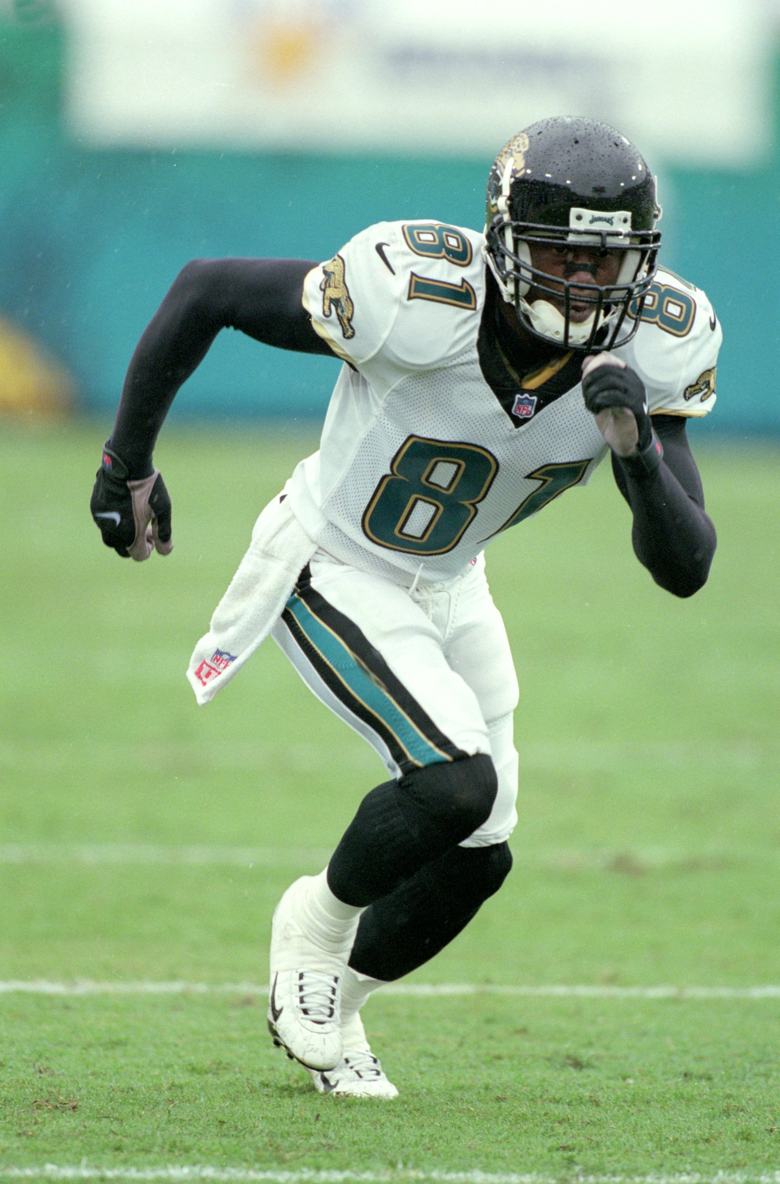 17 Sep 2000:  R. Jay Soward #81 of the Jacksonville Jaguars takes off running during the game against the Cincinnati Bengals at the Alltel Stadium in Jacksonville, Florida.  The Jaguars defeated the Bengals 13-0.Mandatory Credit: Scott Halleran  /Allsport