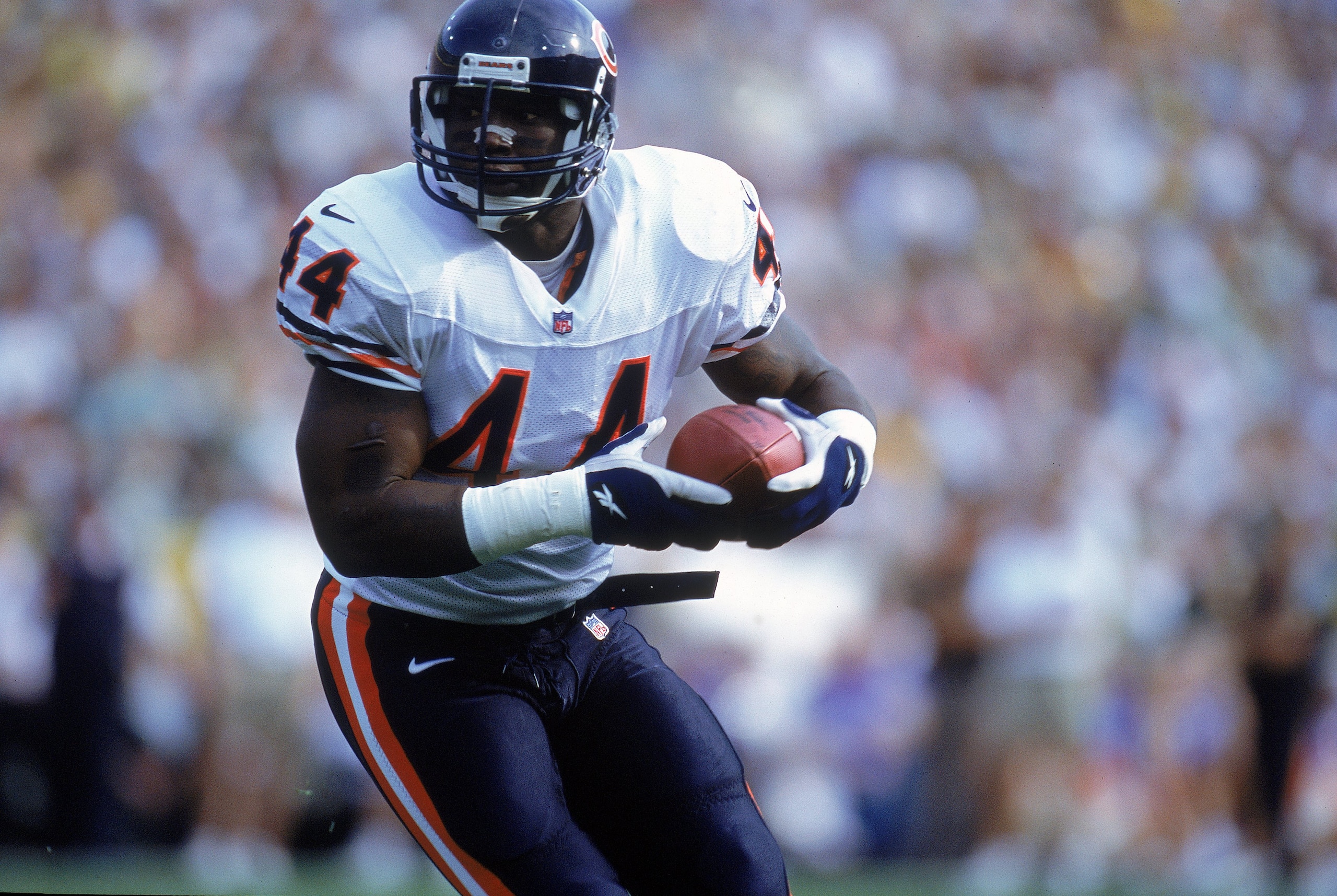 1 Oct 2000: Curtis Enis #44 of the Chicago Bears carries the ball during the game against the Green Bay Packers at Lambeau Field in Green Bay, Wisconsin. The Bears defeated the Packers 27-24.Mandatory Credit: Jonathan Daniel  /Allsport