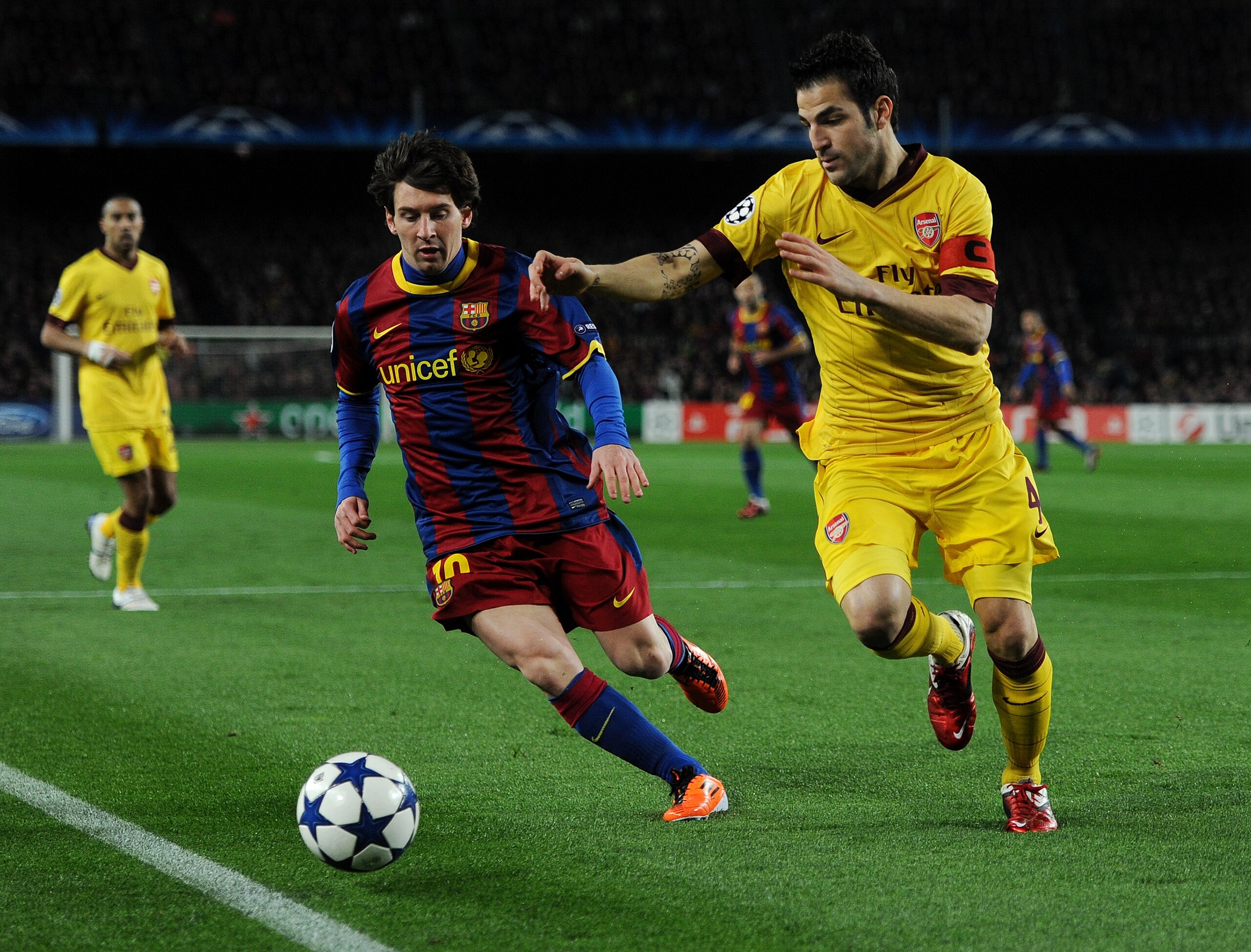 BARCELONA, SPAIN - MARCH 08:  Lionel Messi (L) of Barcelona duels for the ball with Cesc Fabregas of Arsenal during the UEFA Champions League round of 16 second leg match between Barcelona and Arsenal on March 8, 2011 in Barcelona, Spain.  (Photo by Jaspe