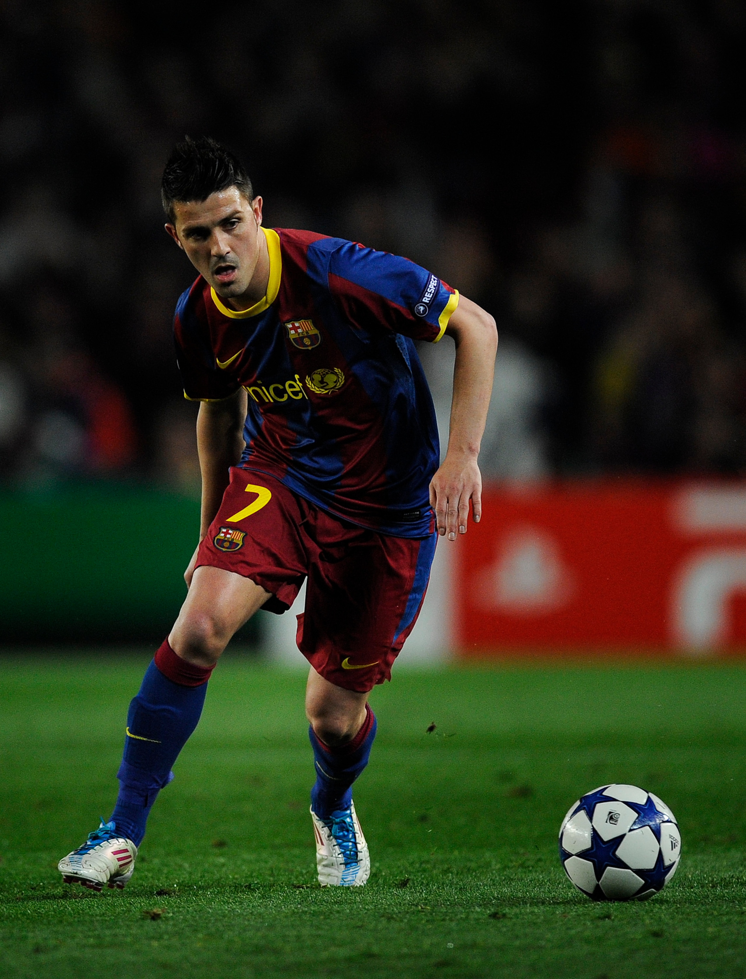 BARCELONA, SPAIN - MARCH 08:  David Villa of FC Barcelona runs with the ball during the UEFA Champions League round of 16 second leg match between Barcelona and Arsenal at the Camp Nou stadium on March 8, 2011 in Barcelona, Spain.  Barcelona won 3-1.  (Ph