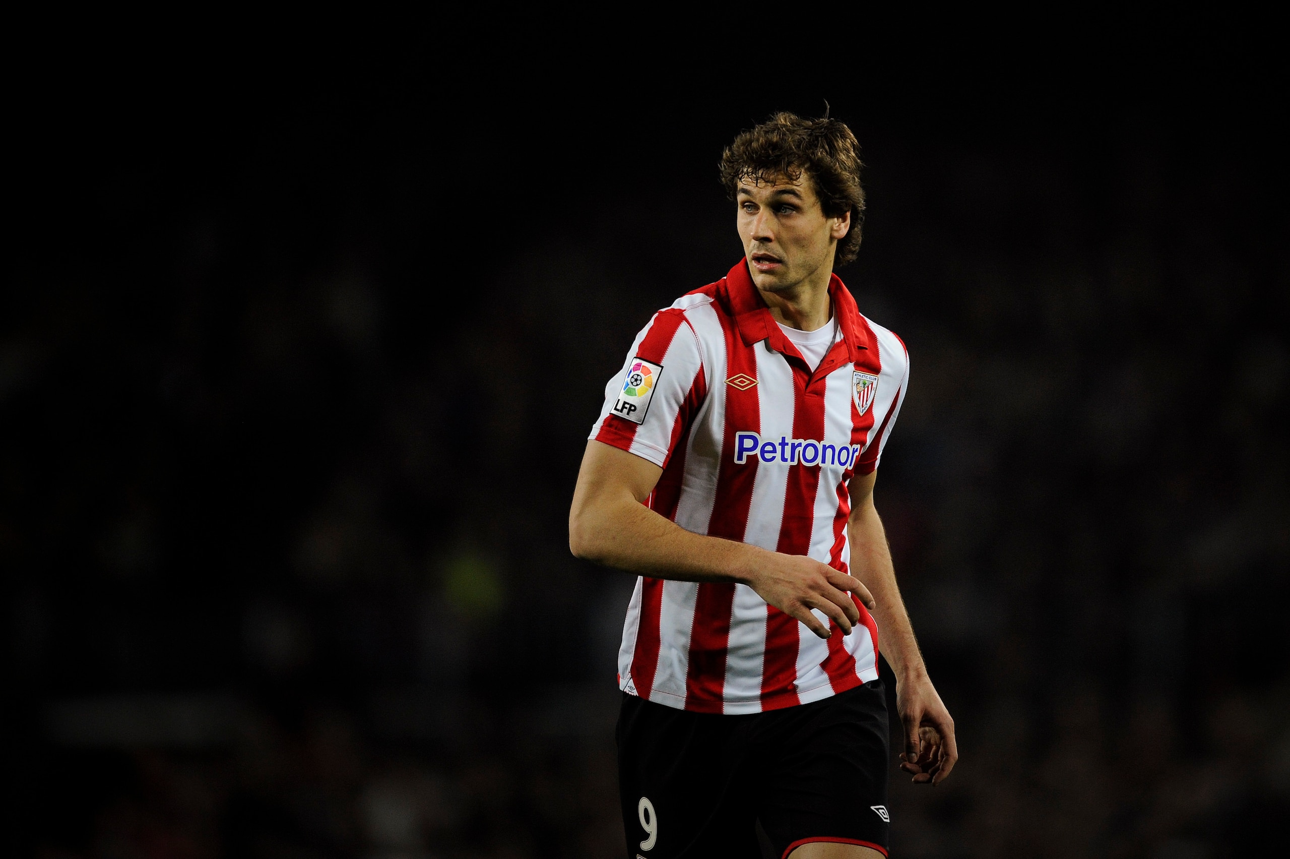 BARCELONA, SPAIN - FEBRUARY 20:  Fernando Llorente of Athletic Bilbao looks on during the La Liga match between FC Barcelona and Athletic Bilbao at Camp Nou on February 20, 2011 in Barcelona, Spain. Barcelona won 2-1.  (Photo by David Ramos/Getty Images)