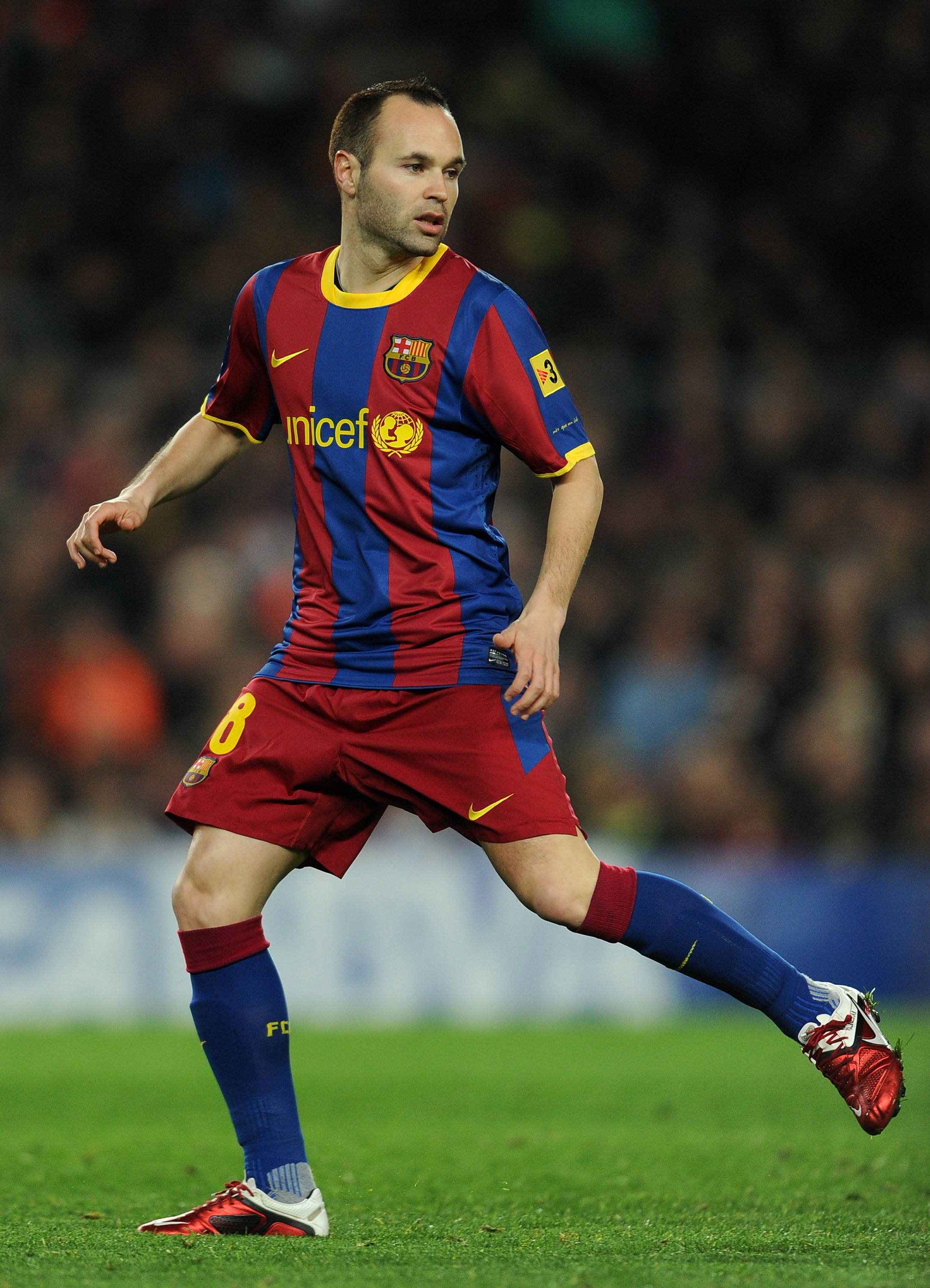 BARCELONA, SPAIN - MARCH 05:  Andres Iniesta of Barcelona in action during the la Liga match between Barcelona and Real Zaragoza at the Camp Nou stadium on March 5, 2011 in Barcelona, Spain.  (Photo by Jasper Juinen/Getty Images)