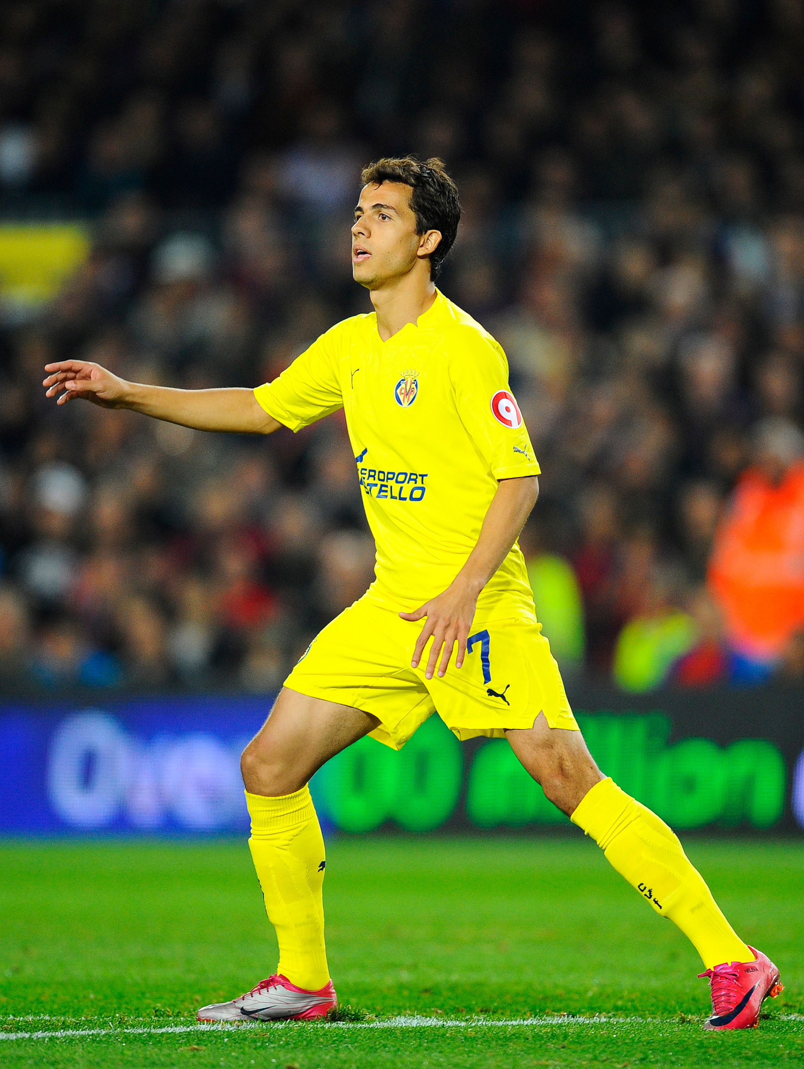 BARCELONA, SPAIN - NOVEMBER 13: Nilmar of Villarreal CF looks on during the La Liga match between Barcelona and Villarreal CF at Camp Nou Stadium on November 13, 2010 in Barcelona, Spain. Barcelona won the match 3-1. (Photo by David Ramos/Getty Images) BARCELONA, SPAIN - NOVEMBER 13: Nilmar of Villarreal CF looks on during the La Liga match between Barcelona and Villarreal CF at Camp Nou Stadium on November 13, 2010 in Barcelona, Spain. Barcelona won the match 3-1. (Photo by David Ramos/Getty Images)