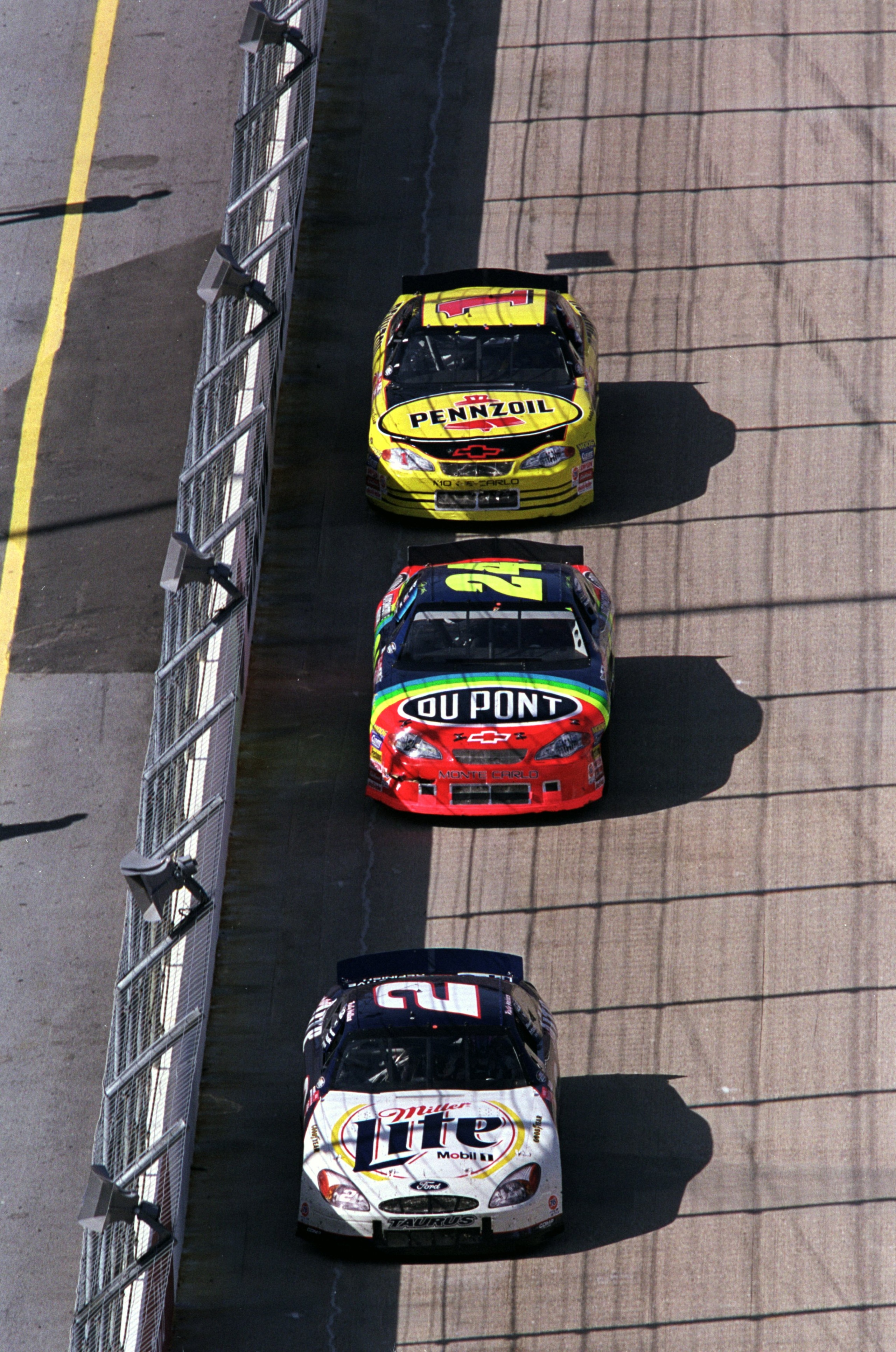 26 Mar 2000: Rusty Wallace, Jeff Gordon, and Steve Park are in action during the Food City 500, part of the NASCAR Winston Cup Series at the Bristol Motor Speedway in Bristol, Tennessee.