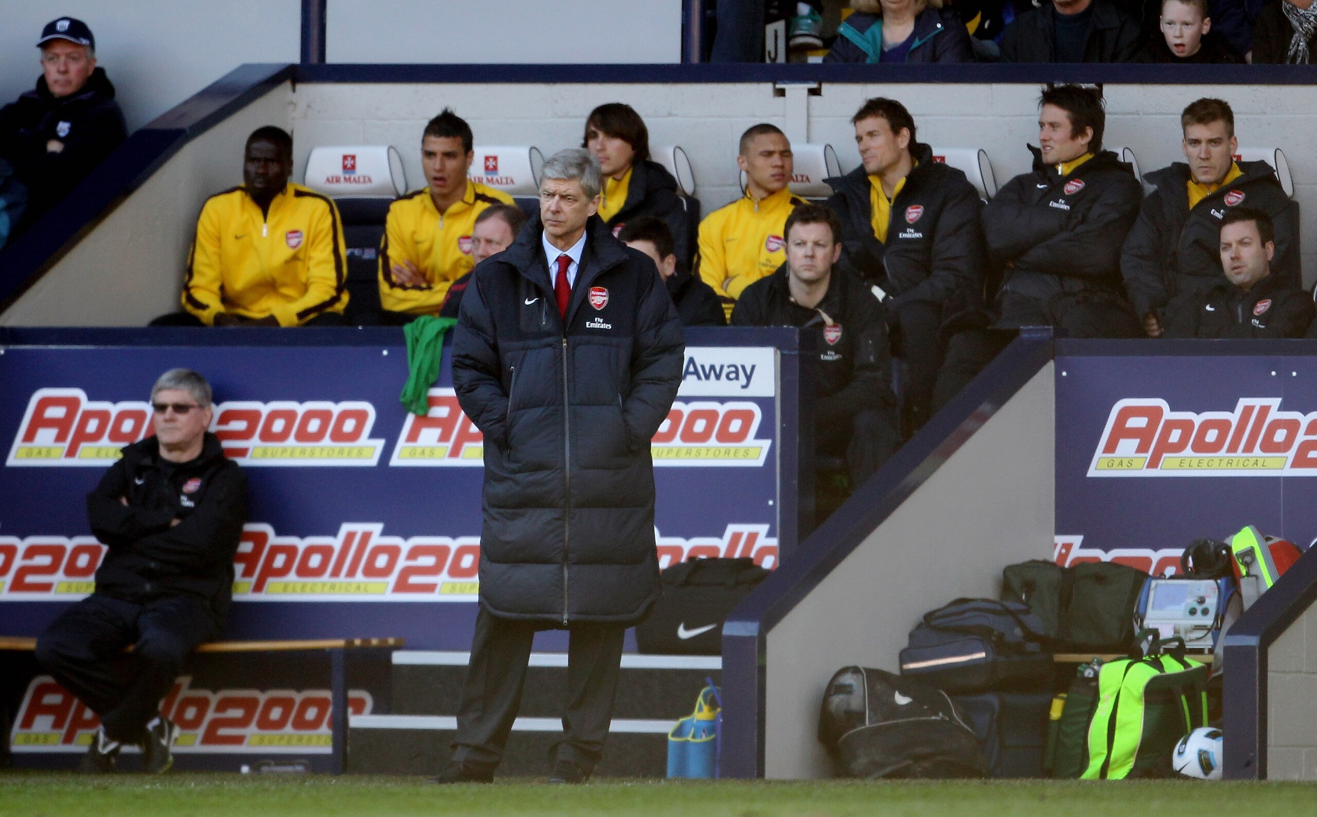 WEST BROMWICH, ENGLAND - MARCH 19: Arsene Wenger manager of Arsenal looks on from the away dugout during the Barclays Premier League match between West Bromwich Albion and Arsenal at The Hawthorns on March 19, 2011 in West Bromwich, England. (Photo by Sc WEST BROMWICH, ENGLAND - MARCH 19: Arsene Wenger manager of Arsenal looks on from the away dugout during the Barclays Premier League match between West Bromwich Albion and Arsenal at The Hawthorns on March 19, 2011 in West Bromwich, England. (Photo by Sc