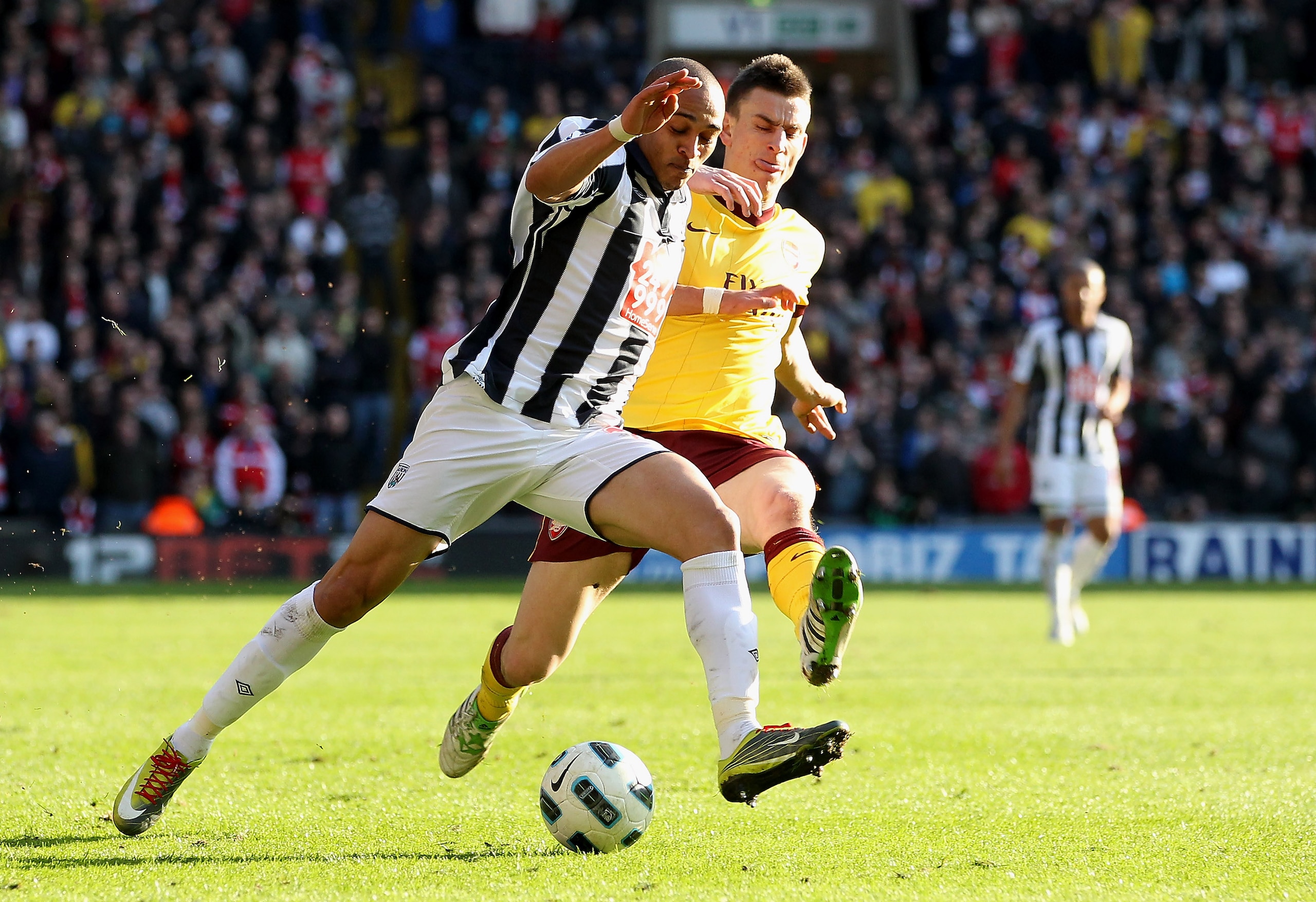 WEST BROMWICH, ENGLAND - MARCH 19: Laureny Koscielny of Arsenal (R) in action with Peter Odemwingie of WBA during the Barclays Premier League match between West Bromwich Albion and Arsenal at The Hawthorns on March 19, 2011 in West Bromwich, England. (Ph WEST BROMWICH, ENGLAND - MARCH 19: Laureny Koscielny of Arsenal (R) in action with Peter Odemwingie of WBA during the Barclays Premier League match between West Bromwich Albion and Arsenal at The Hawthorns on March 19, 2011 in West Bromwich, England. (Ph