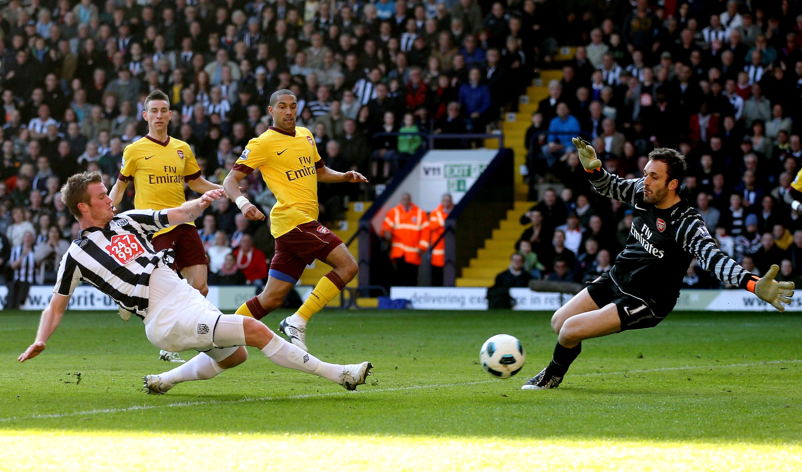 WEST BROMWICH, ENGLAND - MARCH 19: Chris Brunt of WBA (L) shoots past Arsenal's Manuel Almunia during the Barclays Premier League match between West Bromwich Albion and Arsenal at The Hawthorns on March 19, 2011 in West Bromwich, England. (Photo by Scot WEST BROMWICH, ENGLAND - MARCH 19: Chris Brunt of WBA (L) shoots past Arsenal's Manuel Almunia during the Barclays Premier League match between West Bromwich Albion and Arsenal at The Hawthorns on March 19, 2011 in West Bromwich, England. (Photo by Scot