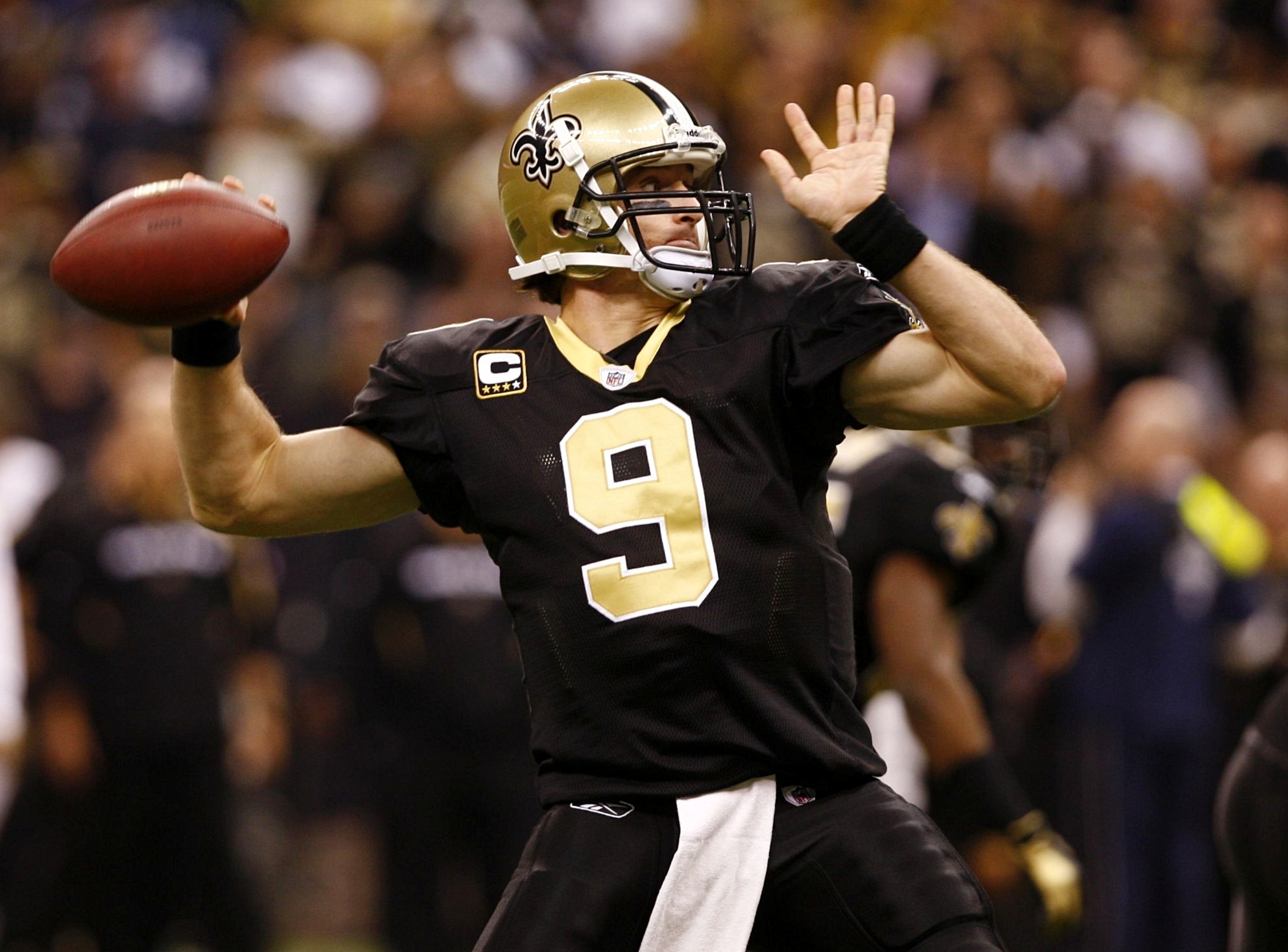 NEW ORLEANS - DECEMBER 19:  Quarterback Drew Brees #9 of the New Orleans Saints looks to pass against the Dallas Cowboys at the Louisiana Superdome on December 19, 2009 in New Orleans, Louisiana. (Photo by Scott Halleran/Getty Images)