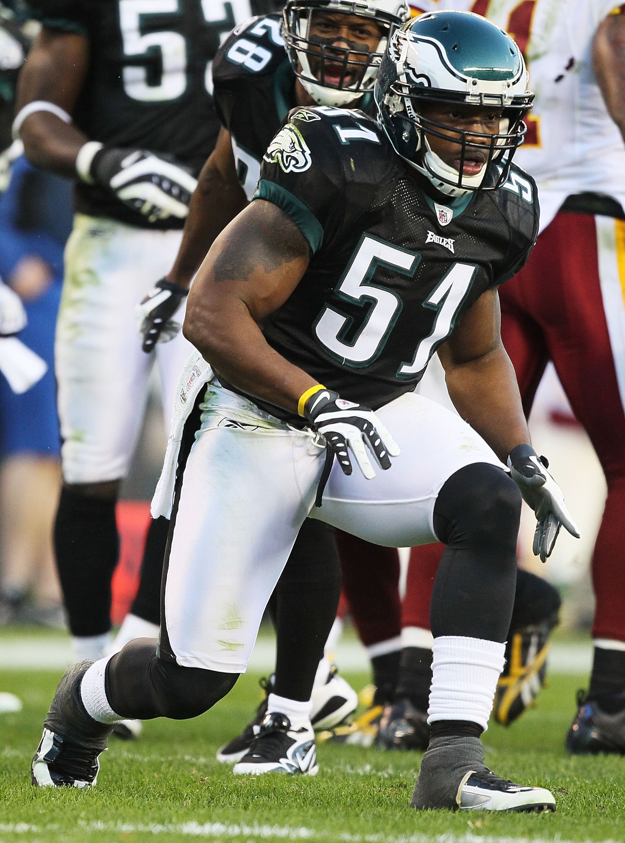 PHILADELPHIA - NOVEMBER 29:  Joe Mays #51 of the Philadelphia Eagles in action against the Washington Redskins during their game at Lincoln Financial Field on November 29, 2009 in Philadelphia, Pennsylvania.  (Photo by Al Bello/Getty Images)