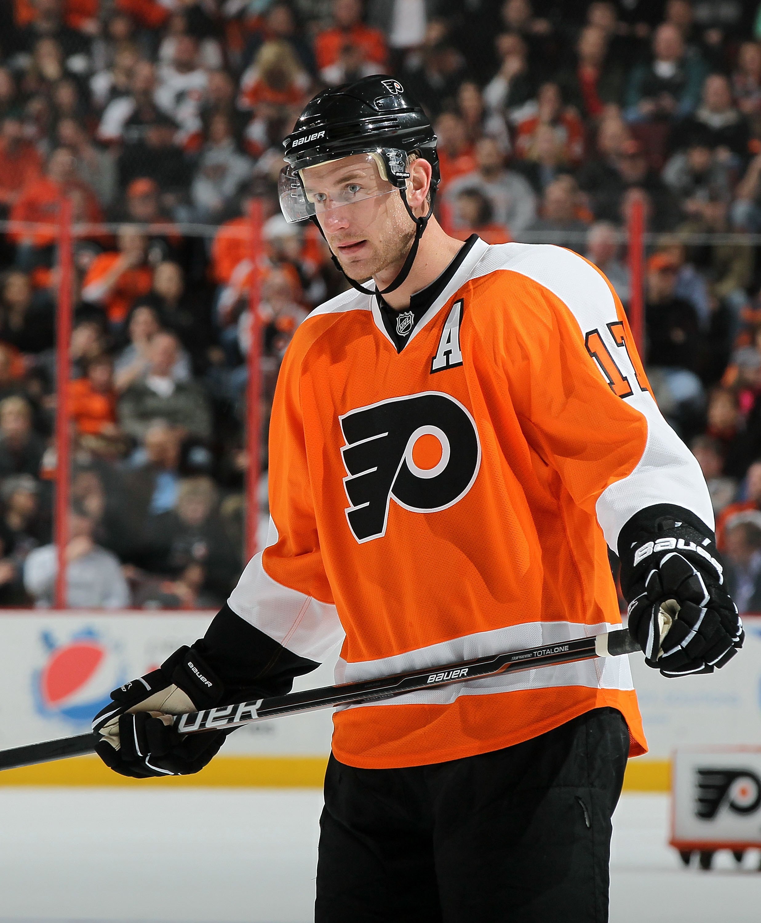PHILADELPHIA, PA - MARCH 12:  Jeff Carter #17 of the Philadelphia Flyers skates against the Atlanta Thrashers on March 12, 2011 at Wells Fargo Center in Philadelphia, Pennsylvania.  (Photo by Jim McIsaac/Getty Images)
