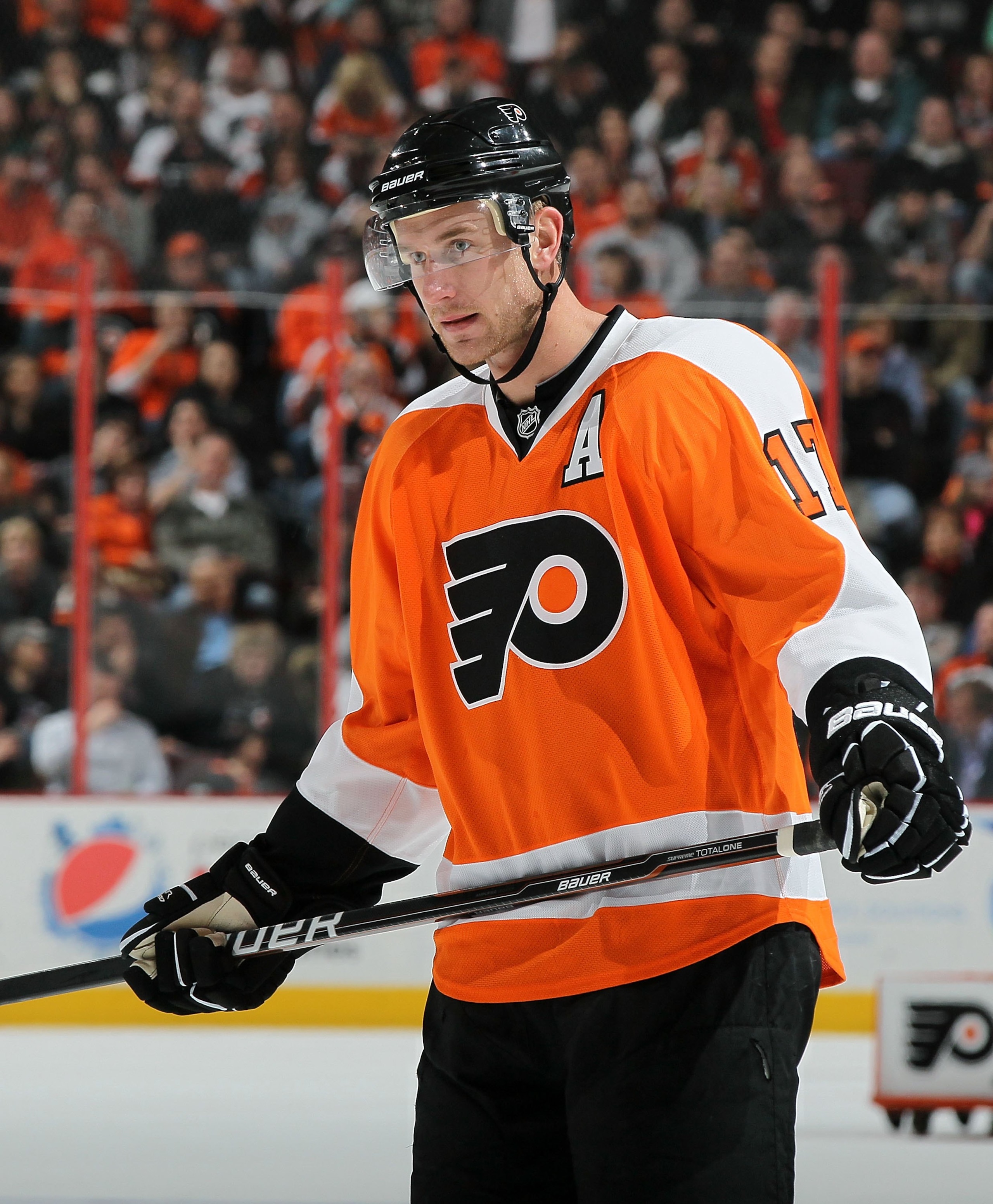 PHILADELPHIA, PA - MARCH 12:  Jeff Carter #17 of the Philadelphia Flyers skates against the Atlanta Thrashers on March 12, 2011 at Wells Fargo Center in Philadelphia, Pennsylvania.  (Photo by Jim McIsaac/Getty Images)