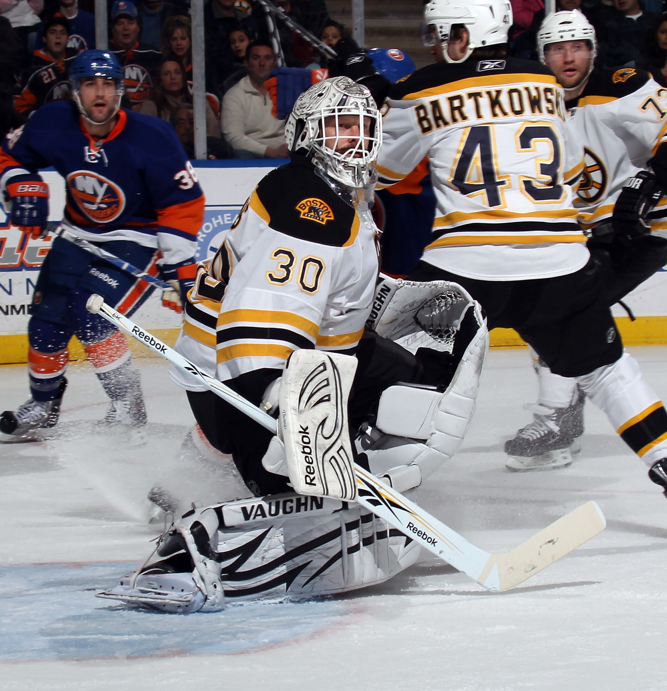 UNIONDALE, NY - MARCH 11:  Tim Thomas #30 of the Boston Bruins tends net against the New York Islanders at the Nassau Coliseum on March 11, 2011 in Uniondale, New York.  (Photo by Bruce Bennett/Getty Images)