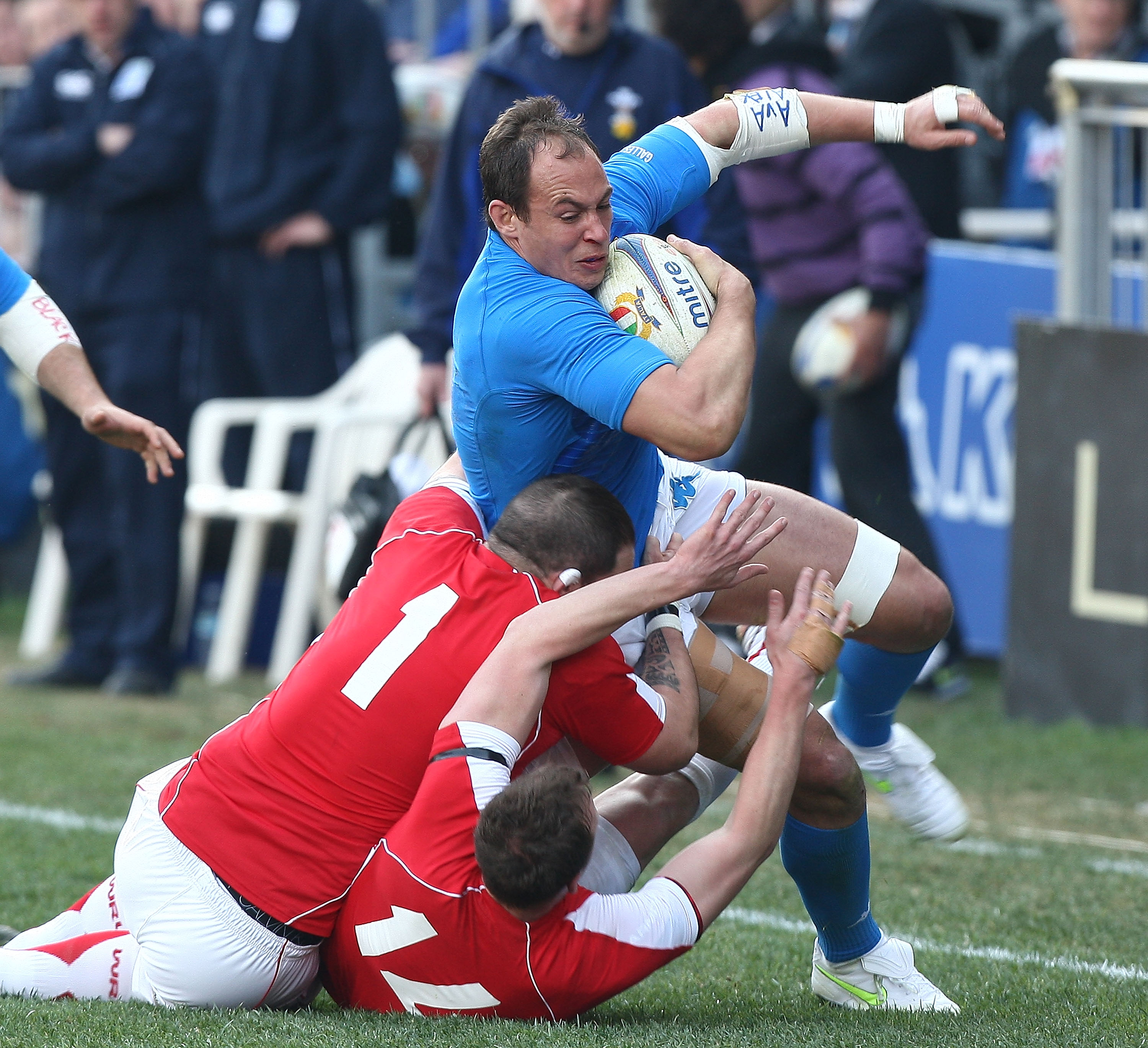 ROME, ITALY - FEBRUARY 26:  Sergio Parisse (R) of Italy is tackled during the RBS Six Nations match between Italy and Wales on February 26, 2011 in Rome, Italy.  (Photo by Paolo Bruno/Getty Images)