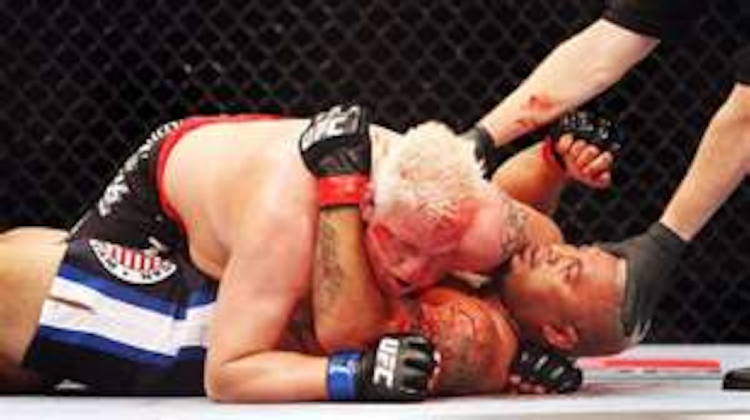Chris Tuchscherer in side mount on Mark Hunt