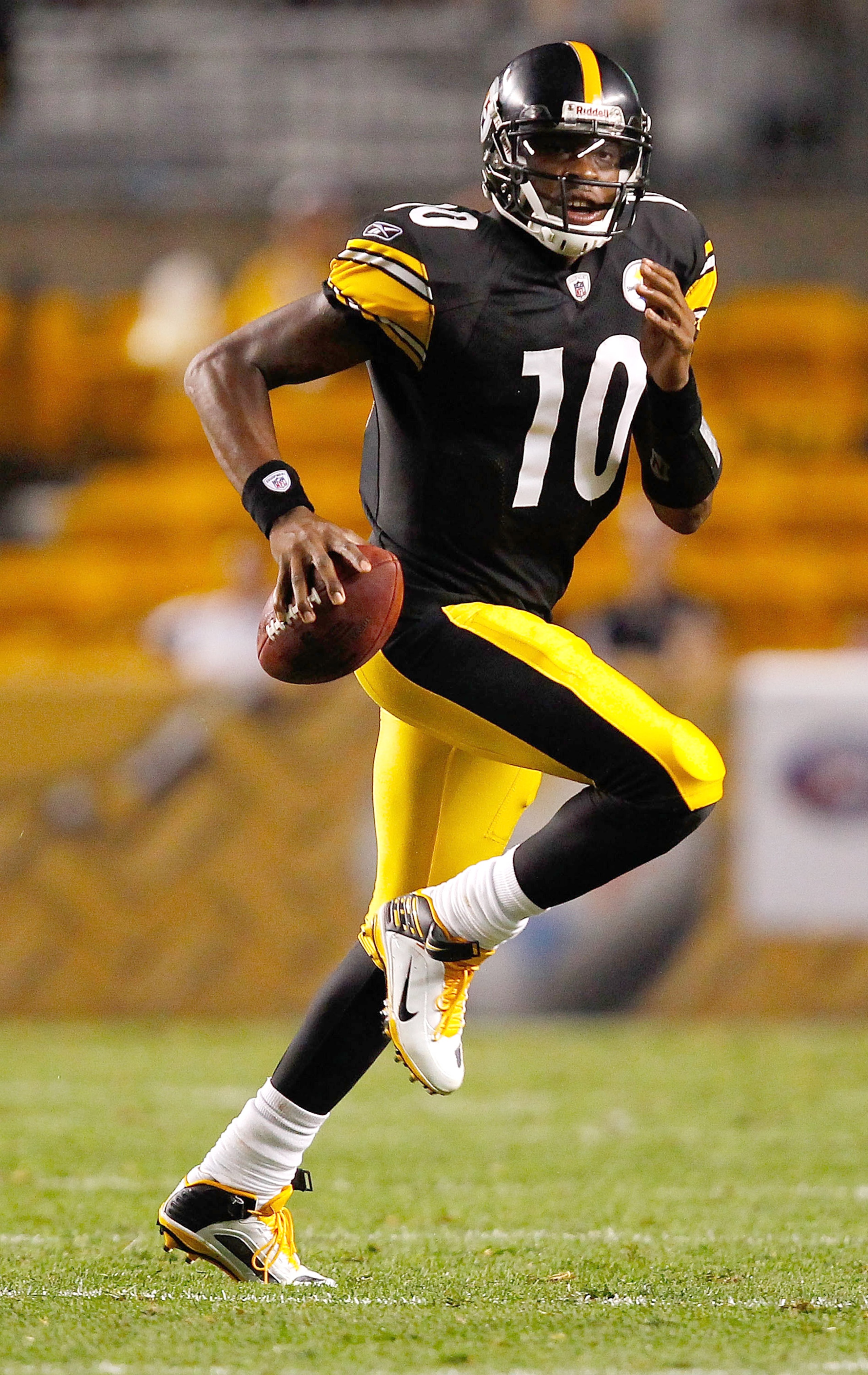 PITTSBURGH - AUGUST 14: Dennis Dixon #10 of the Pittsburgh Steelers runs with the ball against the Detroit Lions during the preseason game on August 14, 2010 at Heinz Field in Pittsburgh, Pennsylvania. (Photo by Jared Wickerham/Getty Images) PITTSBURGH - AUGUST 14: Dennis Dixon #10 of the Pittsburgh Steelers runs with the ball against the Detroit Lions during the preseason game on August 14, 2010 at Heinz Field in Pittsburgh, Pennsylvania. (Photo by Jared Wickerham/Getty Images)