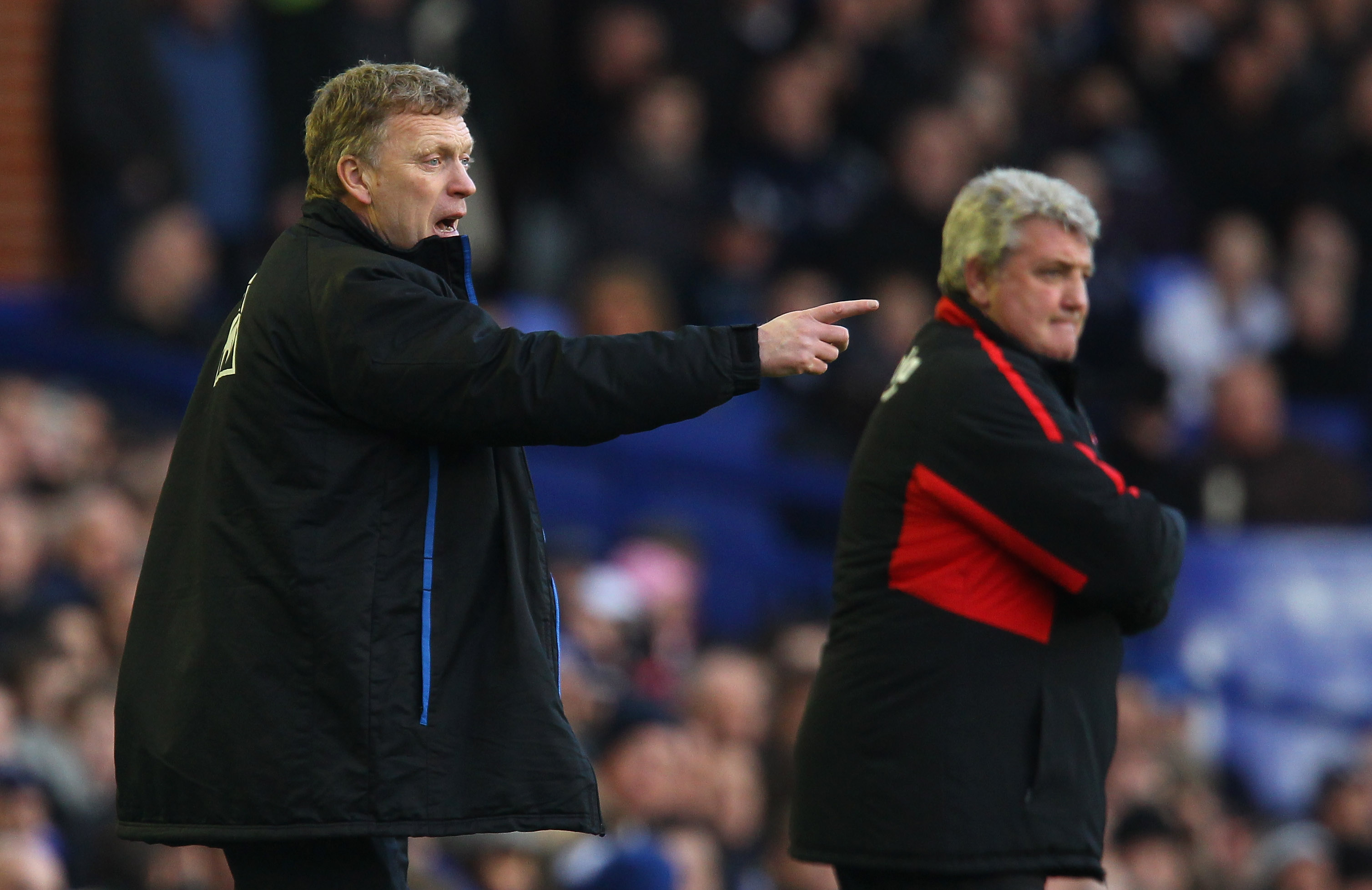 LIVERPOOL, ENGLAND - FEBRUARY 26:  David Moyes the manager of Everton gives instructions to his players as Steve Bruce the manager of Sunderland looks on during the Barclays Premier League match between Everton and Sunderland at Goodison Park on February