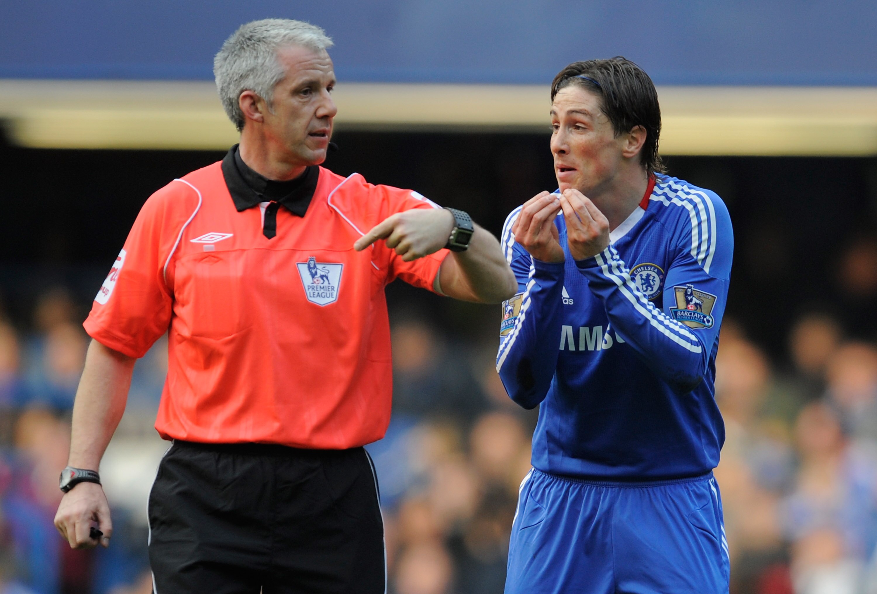 LONDON, ENGLAND - MARCH 20:  Fernando Torres of Chelsea appeals to referee Chris Foy during the Barclays Premier League match between Chelsea and Manchester City at Stamford Bridge on March 20, 2011 in London, England.  (Photo by Michael Regan/Getty Image