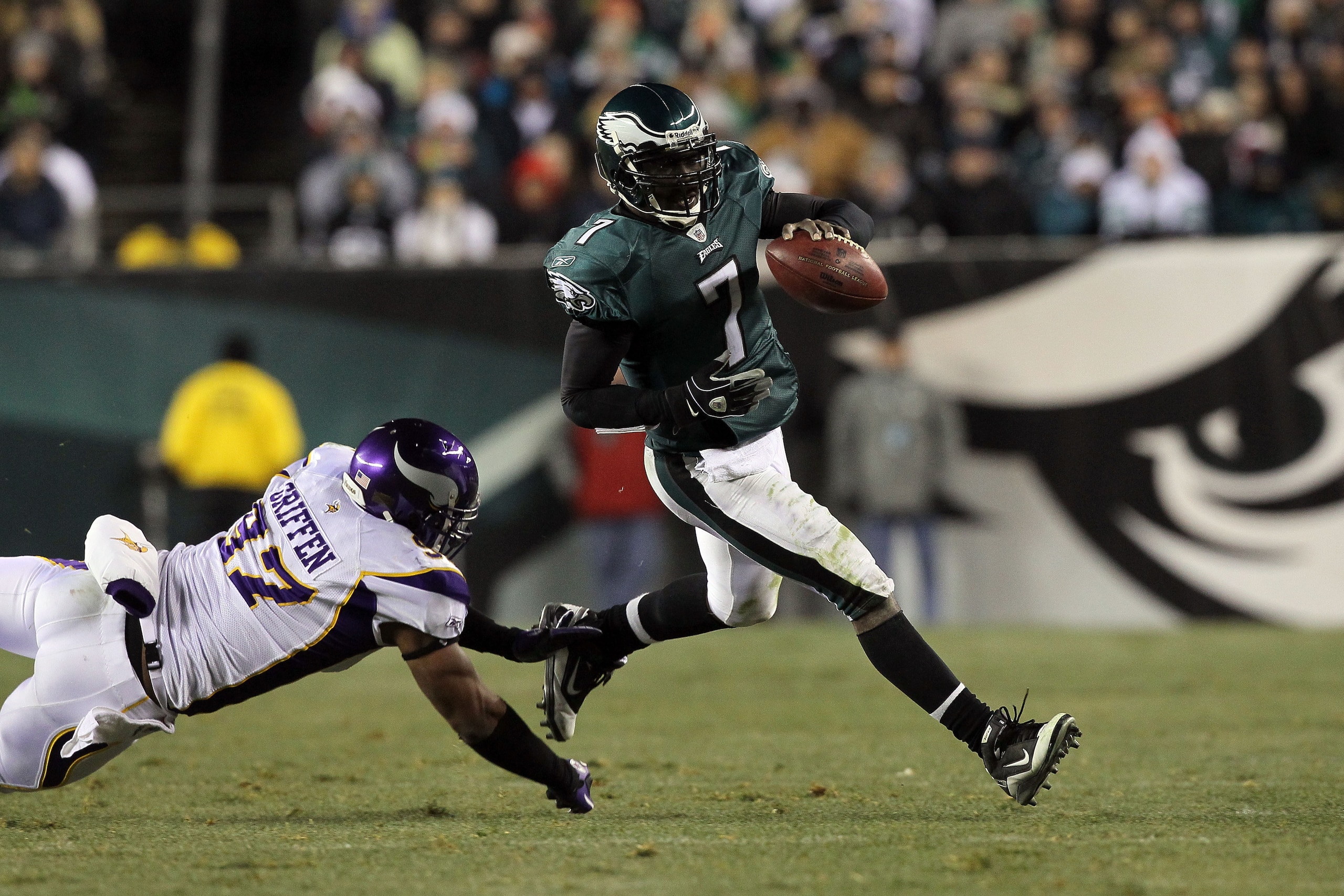 PHILADELPHIA, PA - DECEMBER 28:  Michael Vick #7 of the Philadelphia Eagles in action against the Minnesota Vikings at Lincoln Financial Field on December 26, 2010 in Philadelphia, Pennsylvania.  (Photo by Jim McIsaac/Getty Images)