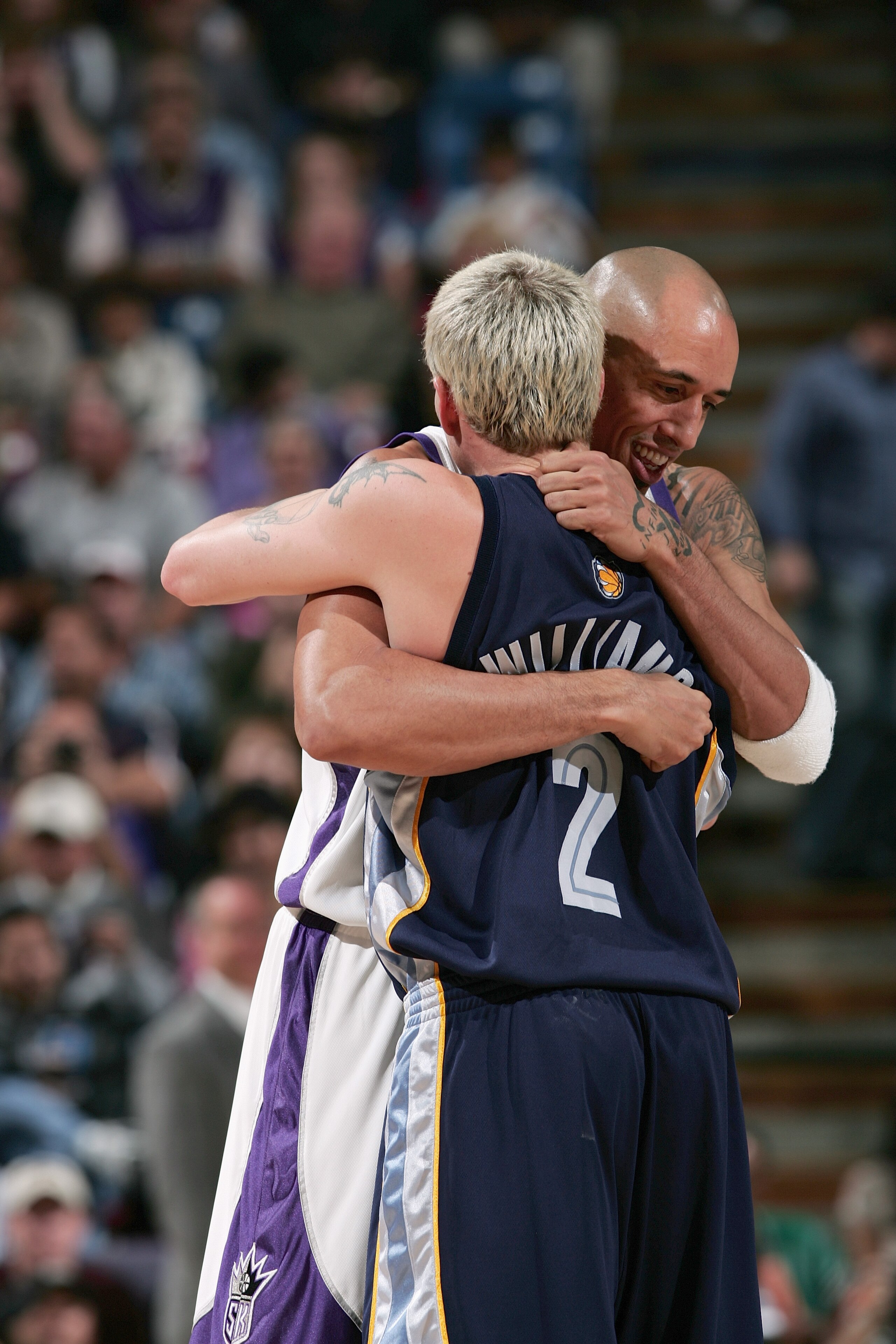 SACRAMENTO, CA - NOVEMBER 19: Jason Williams #2 of the Memphis Gizzlies hugs Doug Christie #13 of the Sacramento Kings at Arco Arena on November 19, 2004 in Sacramento, California. The Kings won 107-105. NOTE TO USER: User expressly acknowledges and ag SACRAMENTO, CA - NOVEMBER 19: Jason Williams #2 of the Memphis Gizzlies hugs Doug Christie #13 of the Sacramento Kings at Arco Arena on November 19, 2004 in Sacramento, California. The Kings won 107-105. NOTE TO USER: User expressly acknowledges and ag
