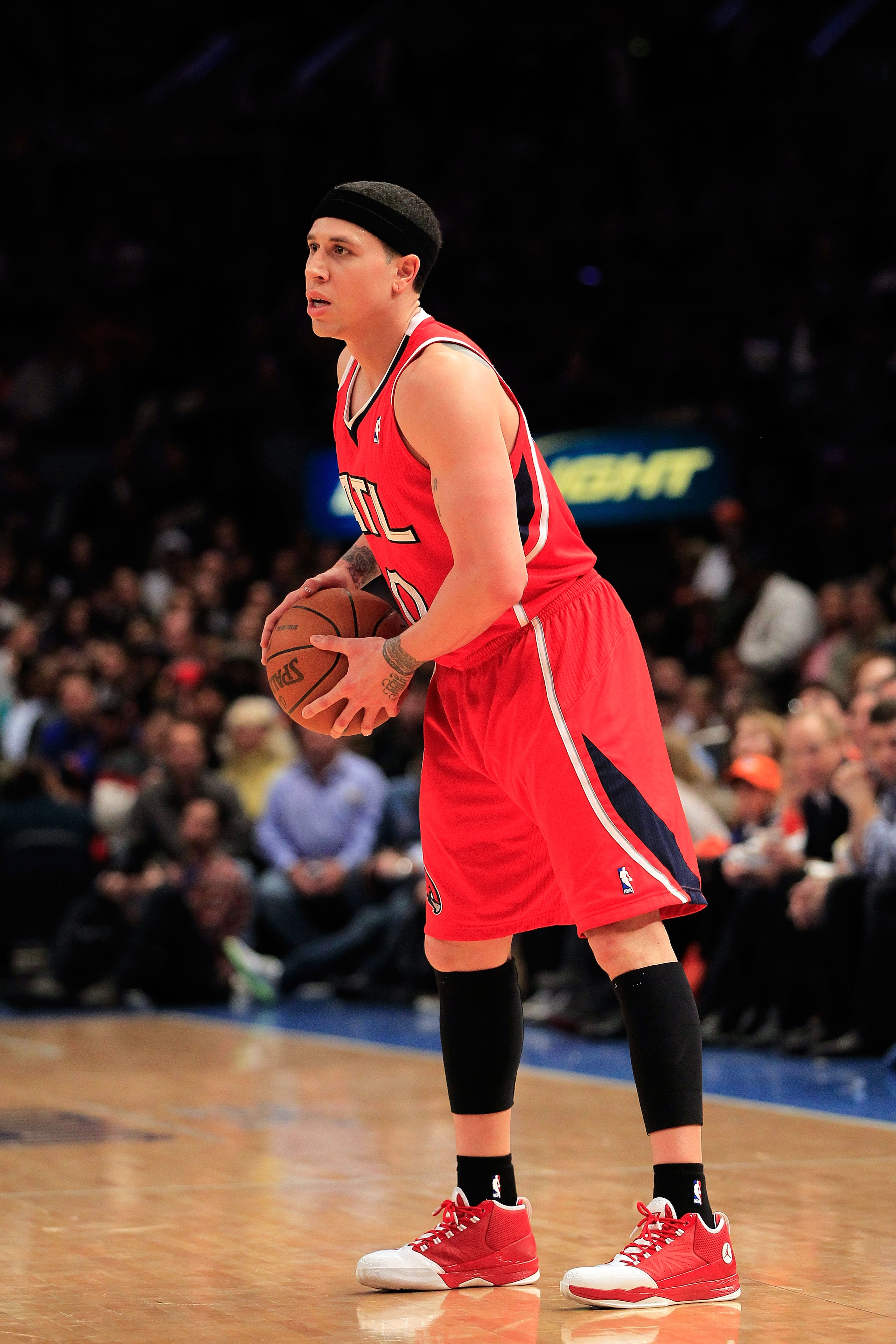 NEW YORK, NY - FEBRUARY 16: Mike Bibby #10 of the Atlanta Hawks holds the ball on the court against the New York Knicks at Madison Square Garden on February 16, 2011 in New York City. NOTE TO USER: User expressly acknowledges and agrees that, by download NEW YORK, NY - FEBRUARY 16: Mike Bibby #10 of the Atlanta Hawks holds the ball on the court against the New York Knicks at Madison Square Garden on February 16, 2011 in New York City. NOTE TO USER: User expressly acknowledges and agrees that, by download