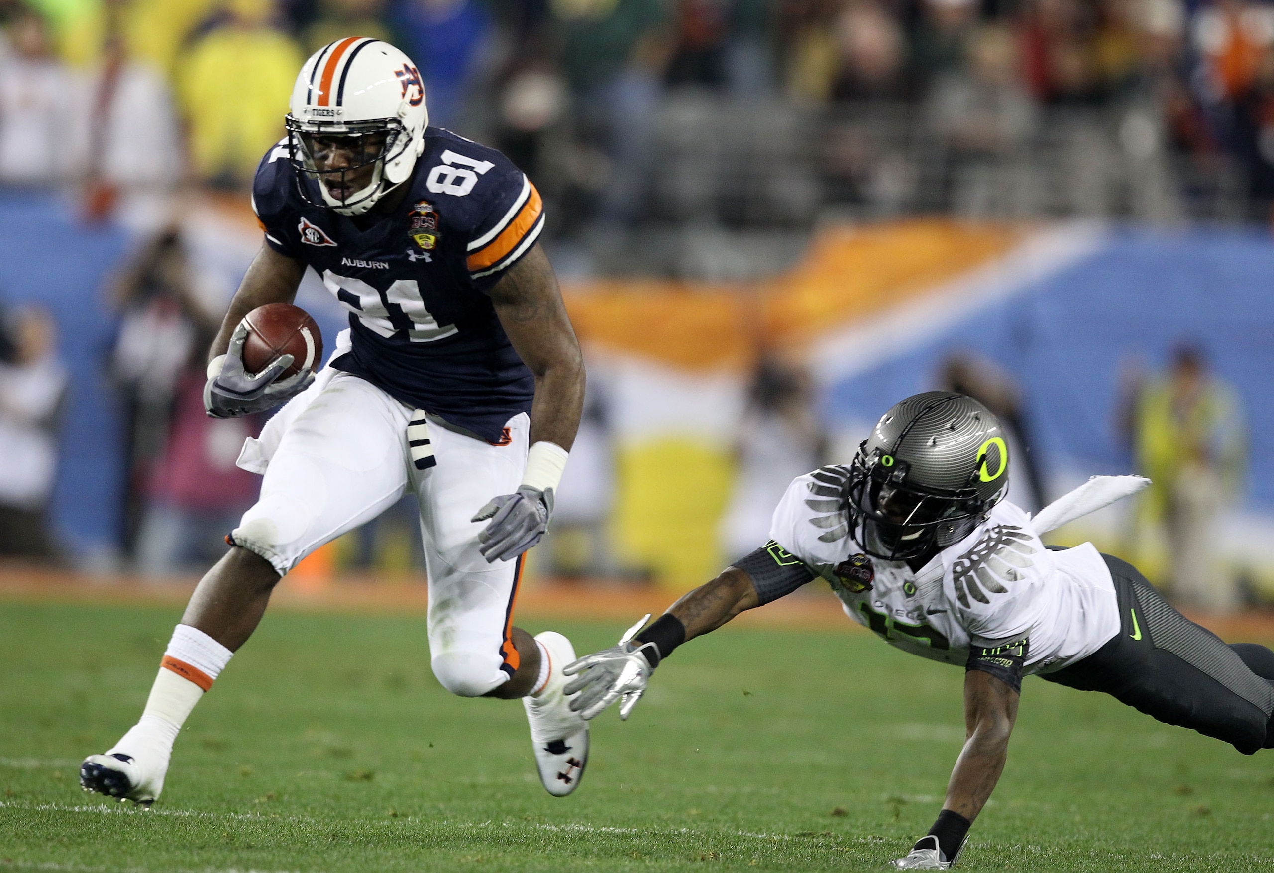 GLENDALE, AZ - JANUARY 10:  Terrell Zachery #81 of the Auburn Tigers avoids the tackle of the Oregon Ducks during the Tostitos BCS National Championship Game at University of Phoenix Stadium on January 10, 2011 in Glendale, Arizona.  (Photo by Christian P