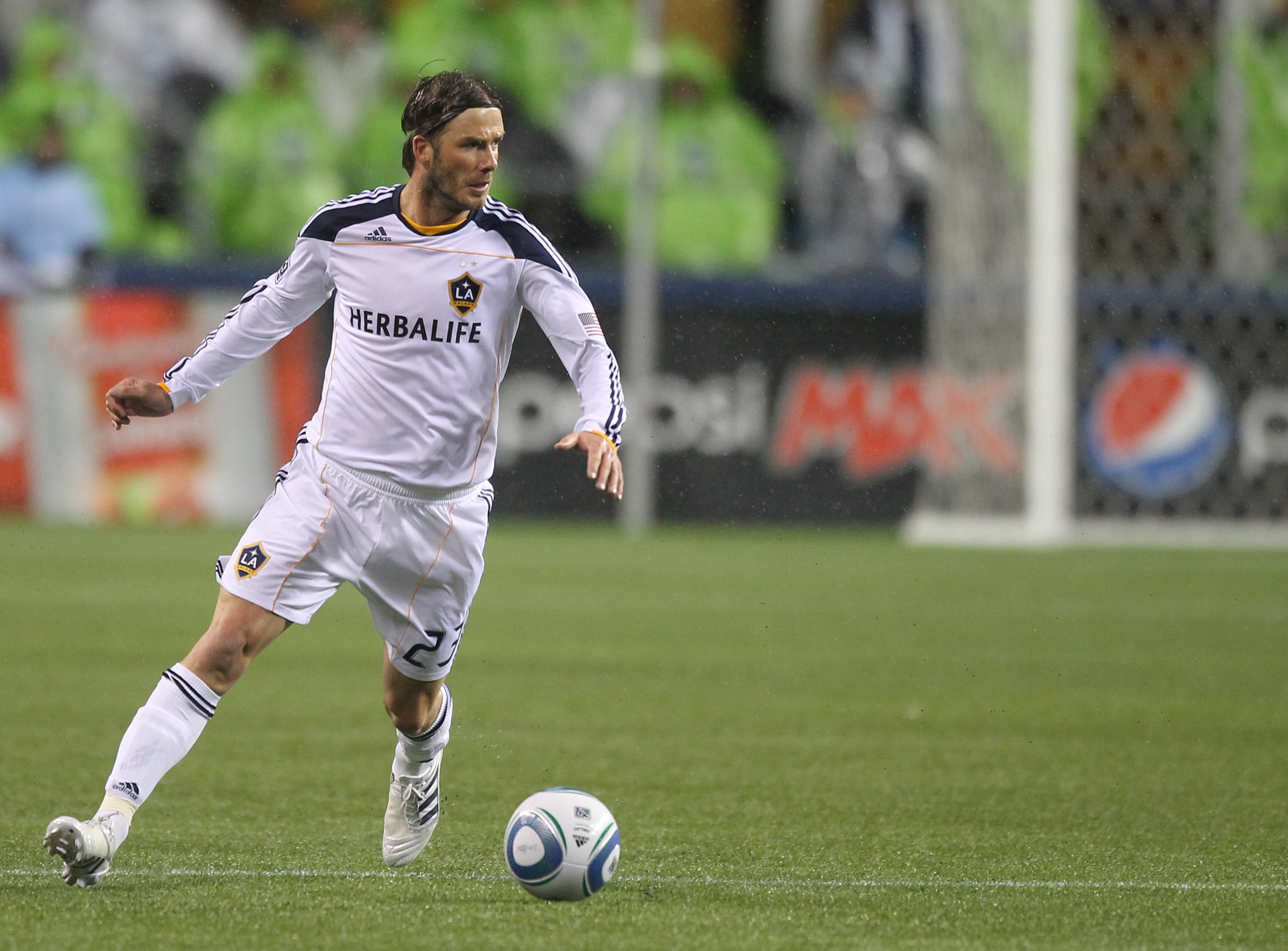SEATTLE, WA - MARCH 15:  David Beckham #23 of the Los Angeles Galaxy dribbles against the Seattle Sounders FC at Qwest Field on March 15, 2011 in Seattle, Washington. (Photo by Otto Greule Jr/Getty Images)