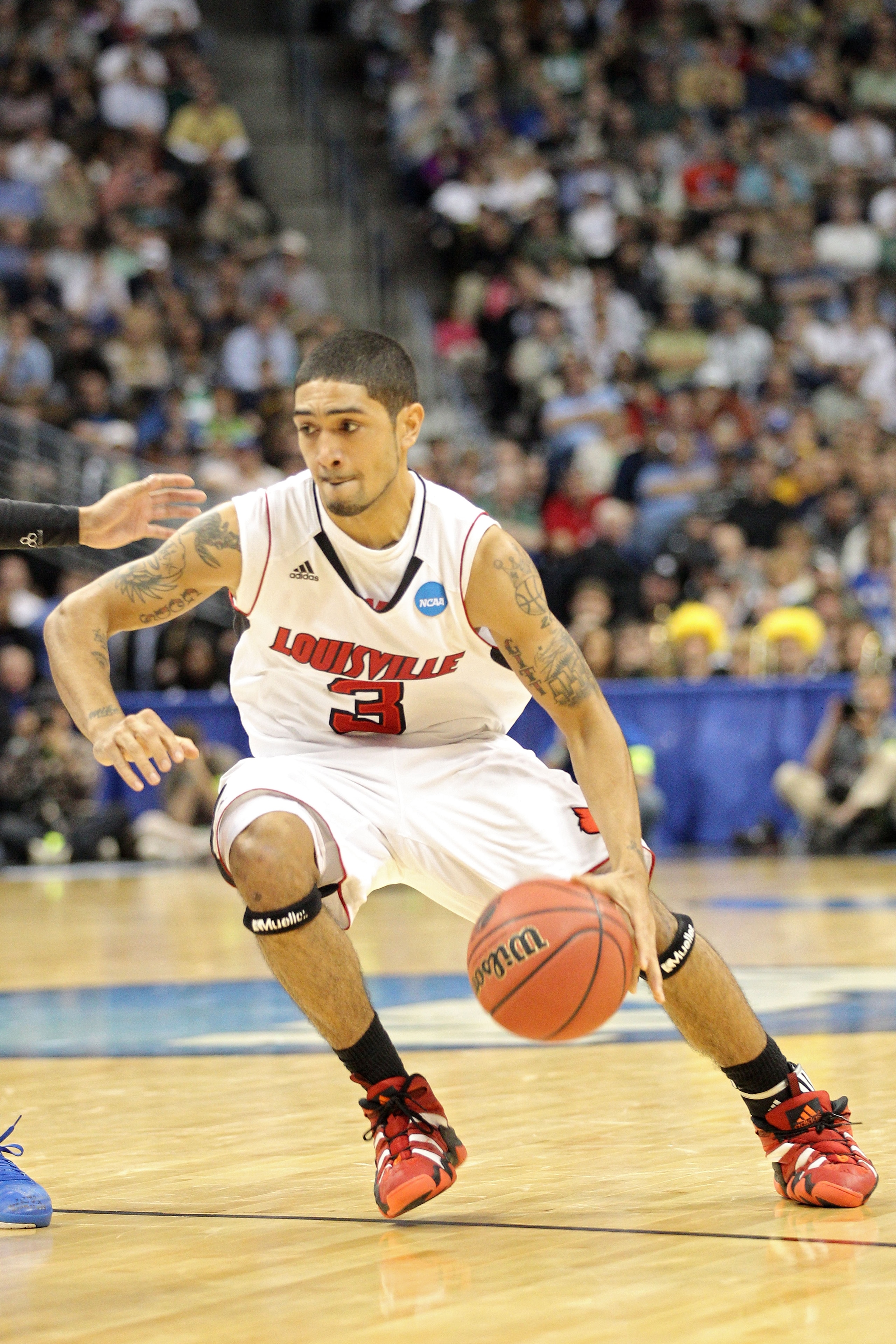 DENVER, CO - MARCH 17:  Peyton Siva #3 of the Louisville Cardinals handles the ball against the Morehead State Eagles during the second round of the 2011 NCAA men's basketball tournament at Pepsi Center on March 17, 2011 in Denver, Colorado.  (Photo by Ju