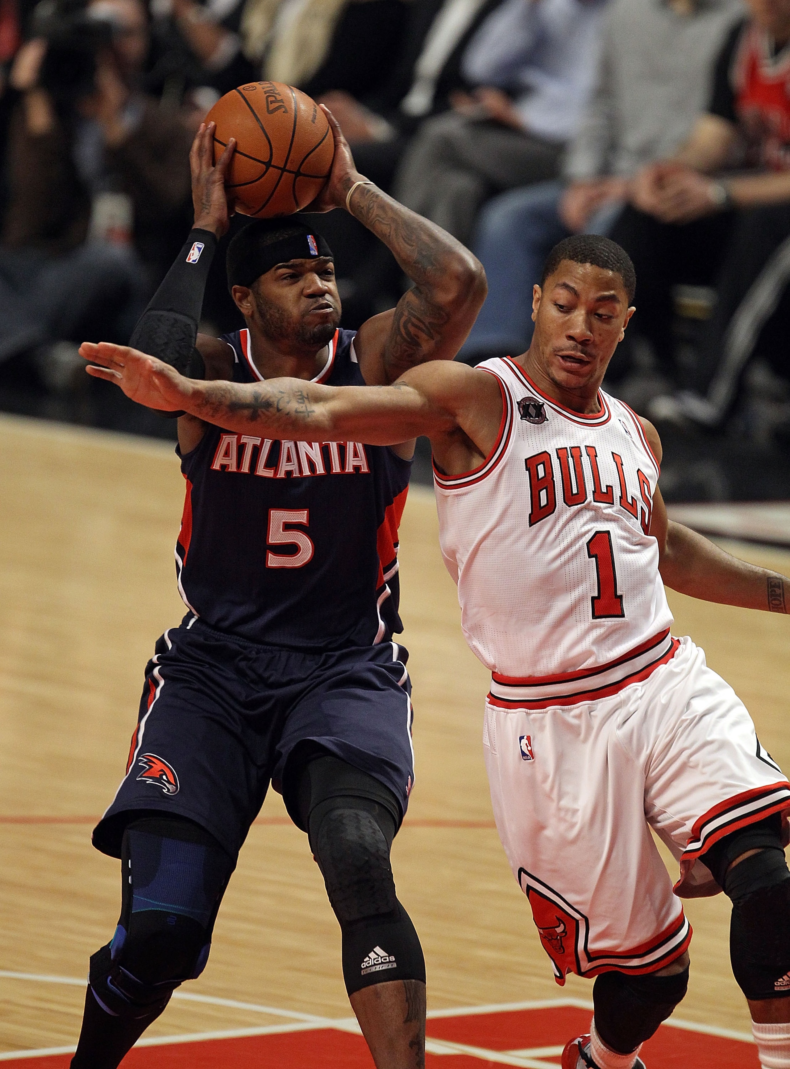 CHICAGO, IL - MARCH 11: Josh Smith #5 of the Atlanta Hawks puts up a shot over Derrick Rose #1 of the Chicago Bulls at the United Center on March 11, 2011 in Chicago, Illinois. The Bulls defeated the Hawks 94-76. NOTE TO USER: User expressly acknowledges
