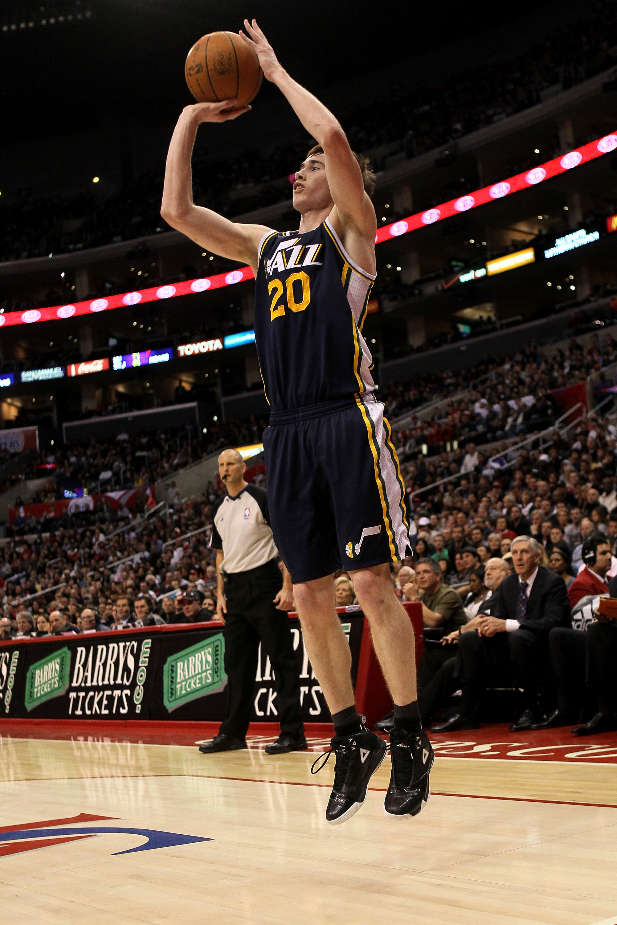 LOS ANGELES, CA - DECEMBER 29:  Gordon Hayward #20 of the Utah Jazz shoots against the Los Angeles Clippers at Staples Center on December 29, 2010 in Los Angeles, California.   The Jazz won 103-85.  NOTE TO USER: User expressly acknowledges and agrees tha