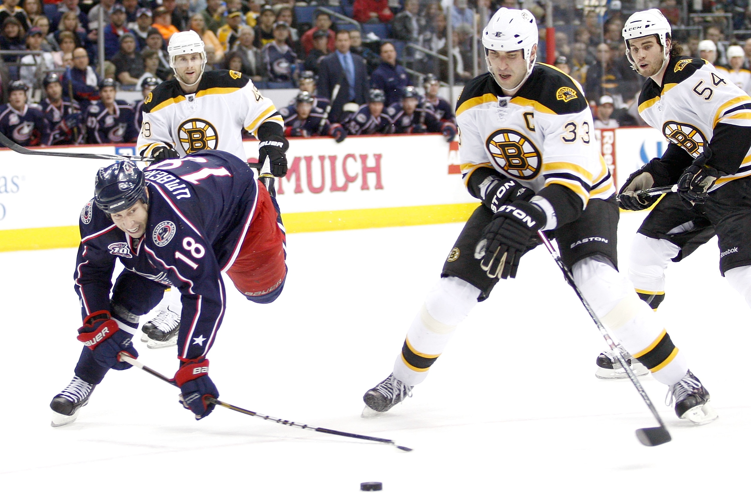 COLUMBUS, OH - MARCH 15:  R.J. Umberger #18 of the Columbus Blue Jackets reaches to steal the puck from Zdeno Chara #33 of the Boston Bruins during the second period on March 15, 2011 at Nationwide Arena in Columbus, Ohio. (Photo by John Grieshop/Getty Im