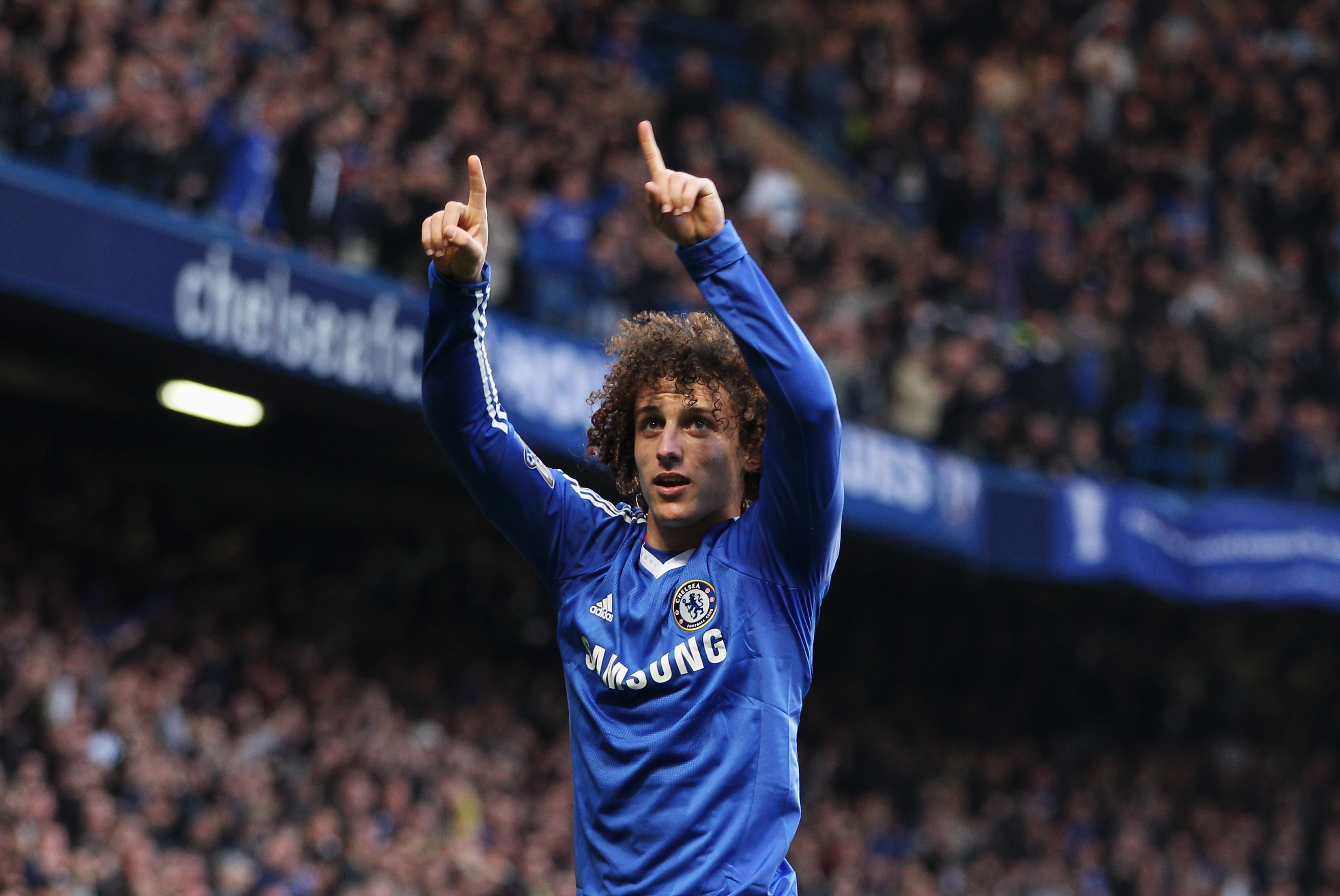 LONDON, ENGLAND - MARCH 20:  David Luiz of Chelsea celebrates as he scores their first goal during the Barclays Premier League match between Chelsea and Manchester City at Stamford Bridge on March 20, 2011 in London, England.  (Photo by Scott Heavey/Getty