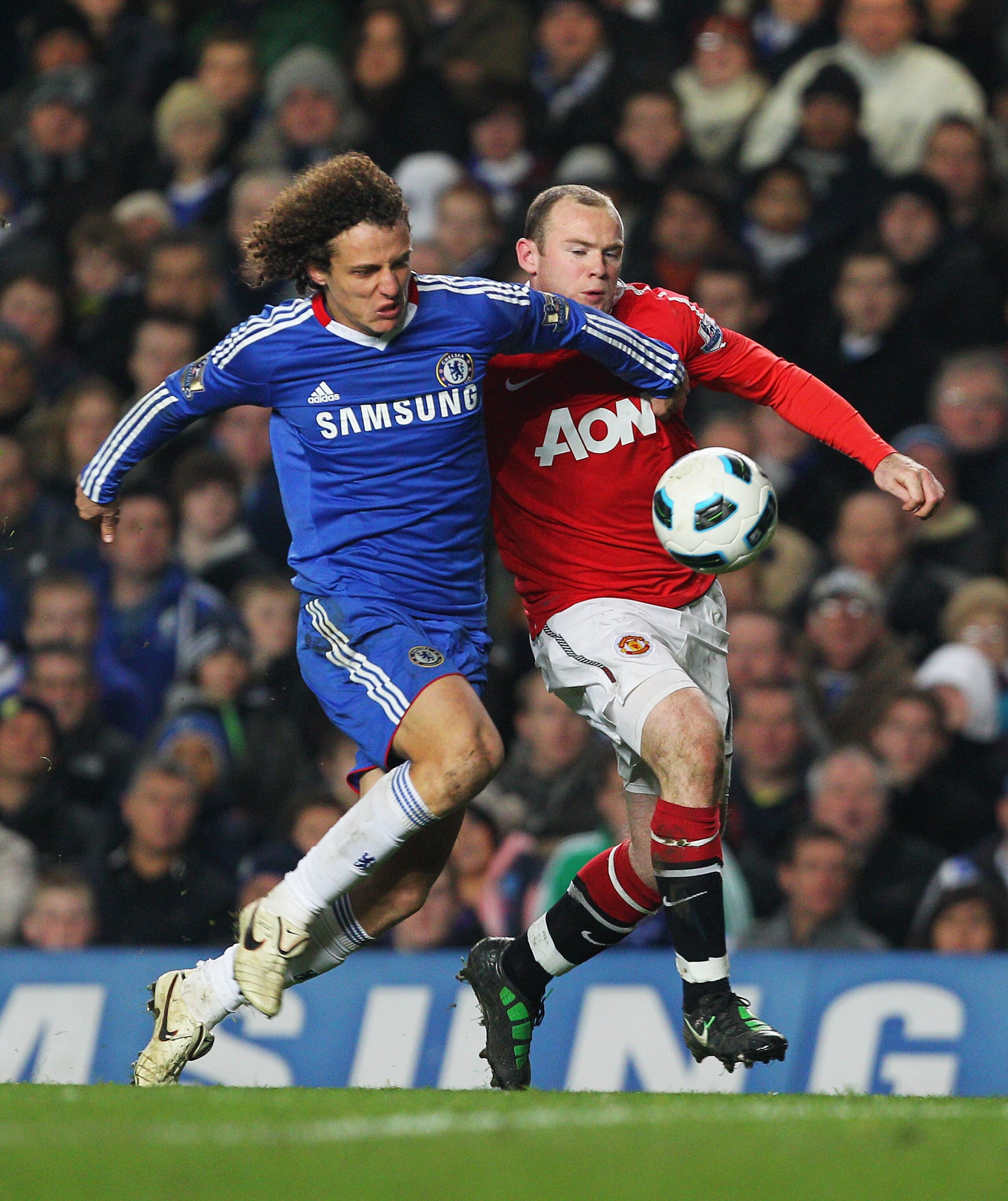 LONDON, ENGLAND - MARCH 01:  David Luiz of Chelsea challenges Wayne Rooney of Manchester United during the Barclays Premier League match between Chelsea and Manchester United at Stamford Bridge on March 1, 2011 in London, England.  (Photo by Clive Rose/Ge