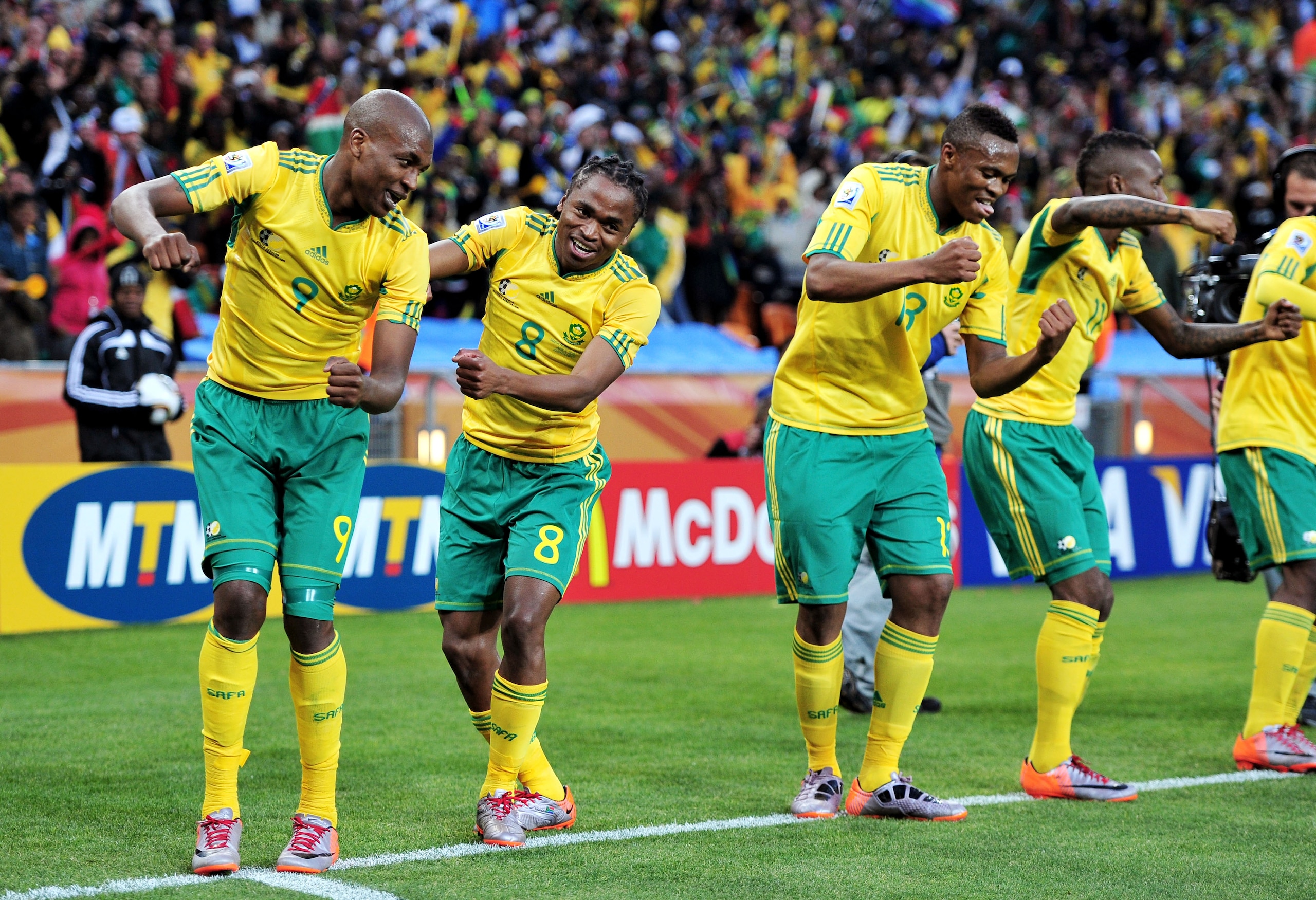 JOHANNESBURG, SOUTH AFRICA - JUNE 11:  Siphiwe Tshabalala (C) of South Africa celebrates scoring the first goal with team mates during the 2010 FIFA World Cup South Africa Group A match between South Africa and Mexico at Soccer City Stadium on June 11, 20
