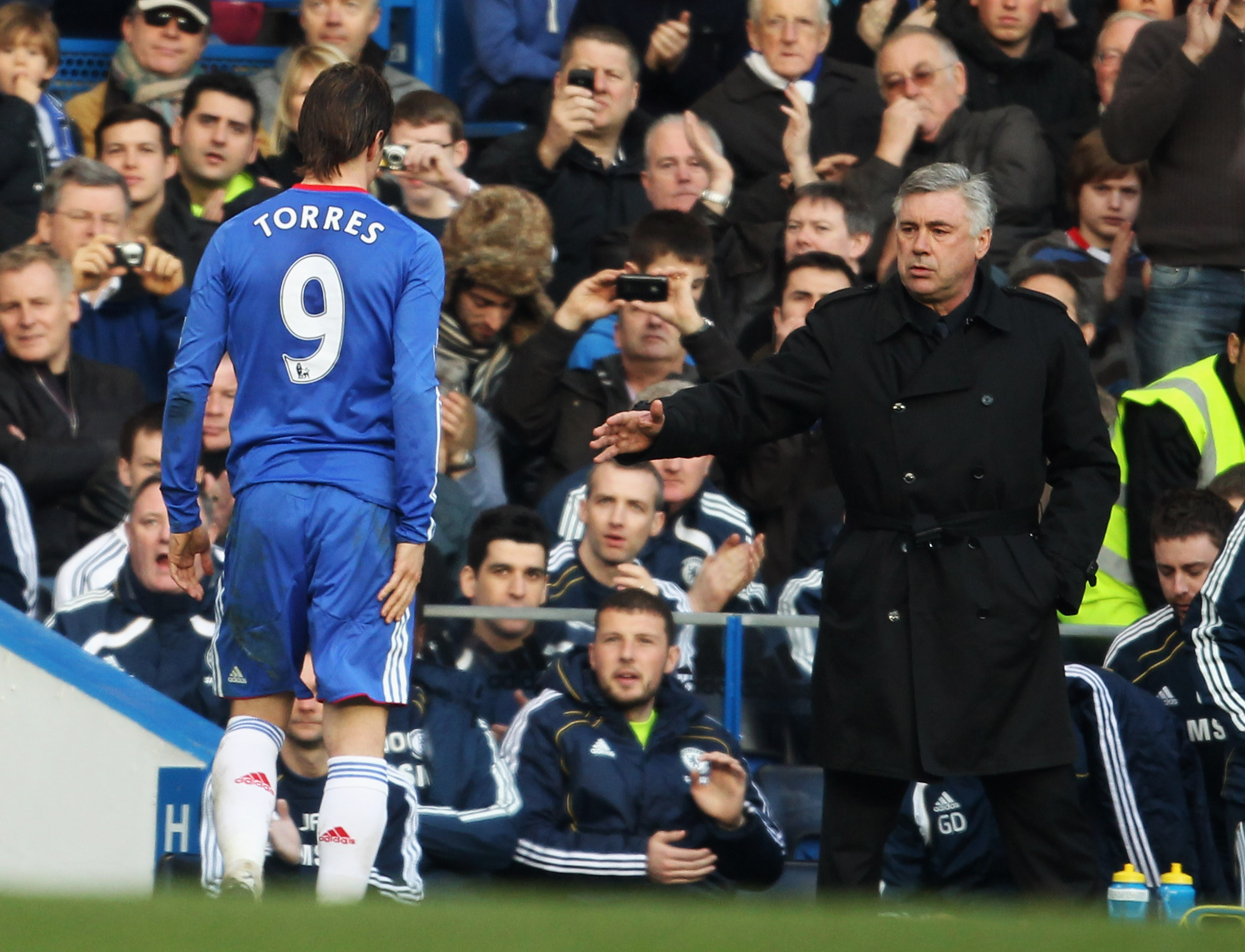 LONDON, ENGLAND - MARCH 20:  Fernando Torres of Chelsea shakes hands with manager Carlo Ancelotti as he is substituted during the Barclays Premier League match between Chelsea and Manchester City at Stamford Bridge on March 20, 2011 in London, England.  (