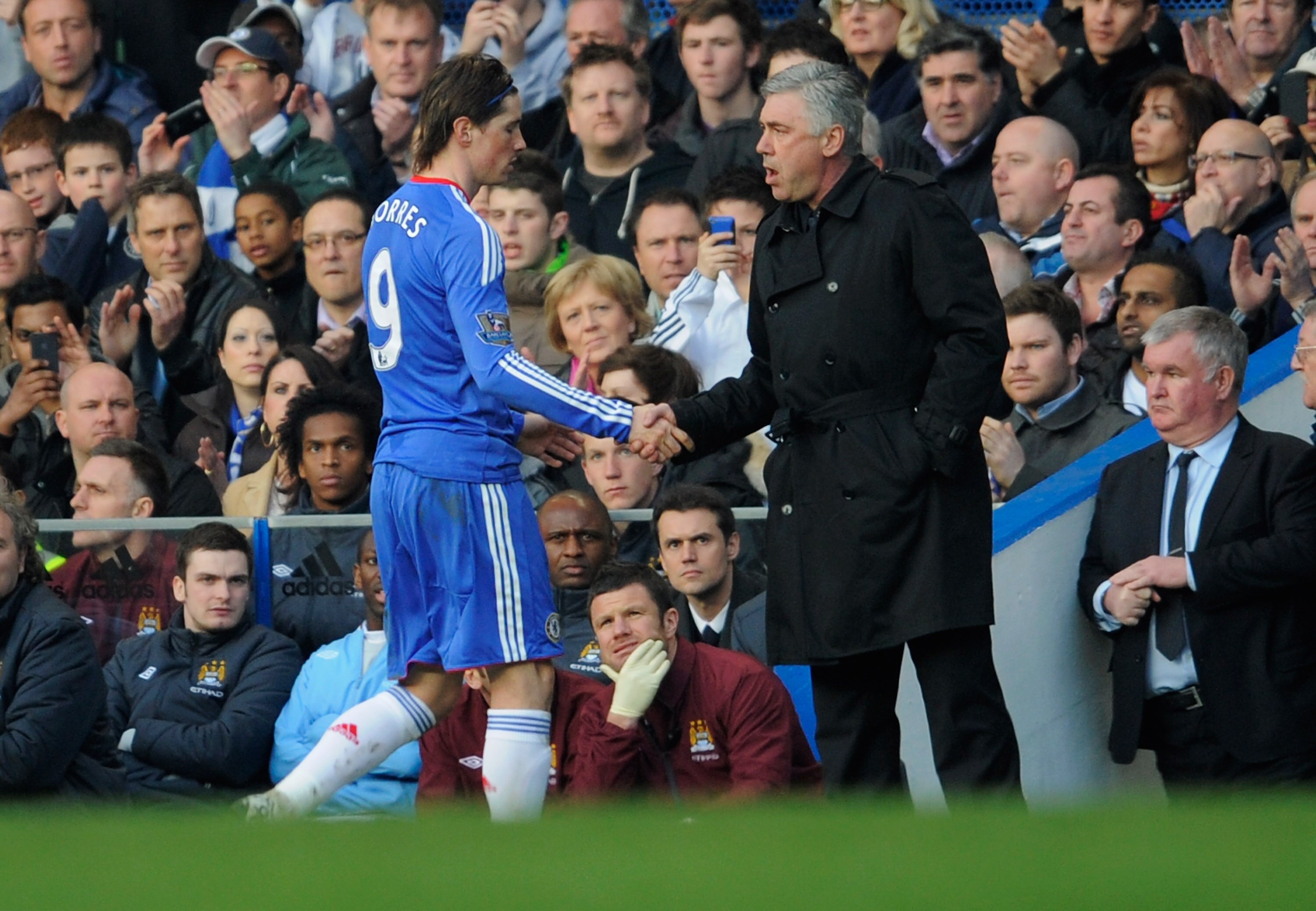 LONDON, ENGLAND - MARCH 20:  Fernando Torres of Chelsea shakes hands with manager Carlo Ancelotti as he is substituted during the Barclays Premier League match between Chelsea and Manchester City at Stamford Bridge on March 20, 2011 in London, England.  (