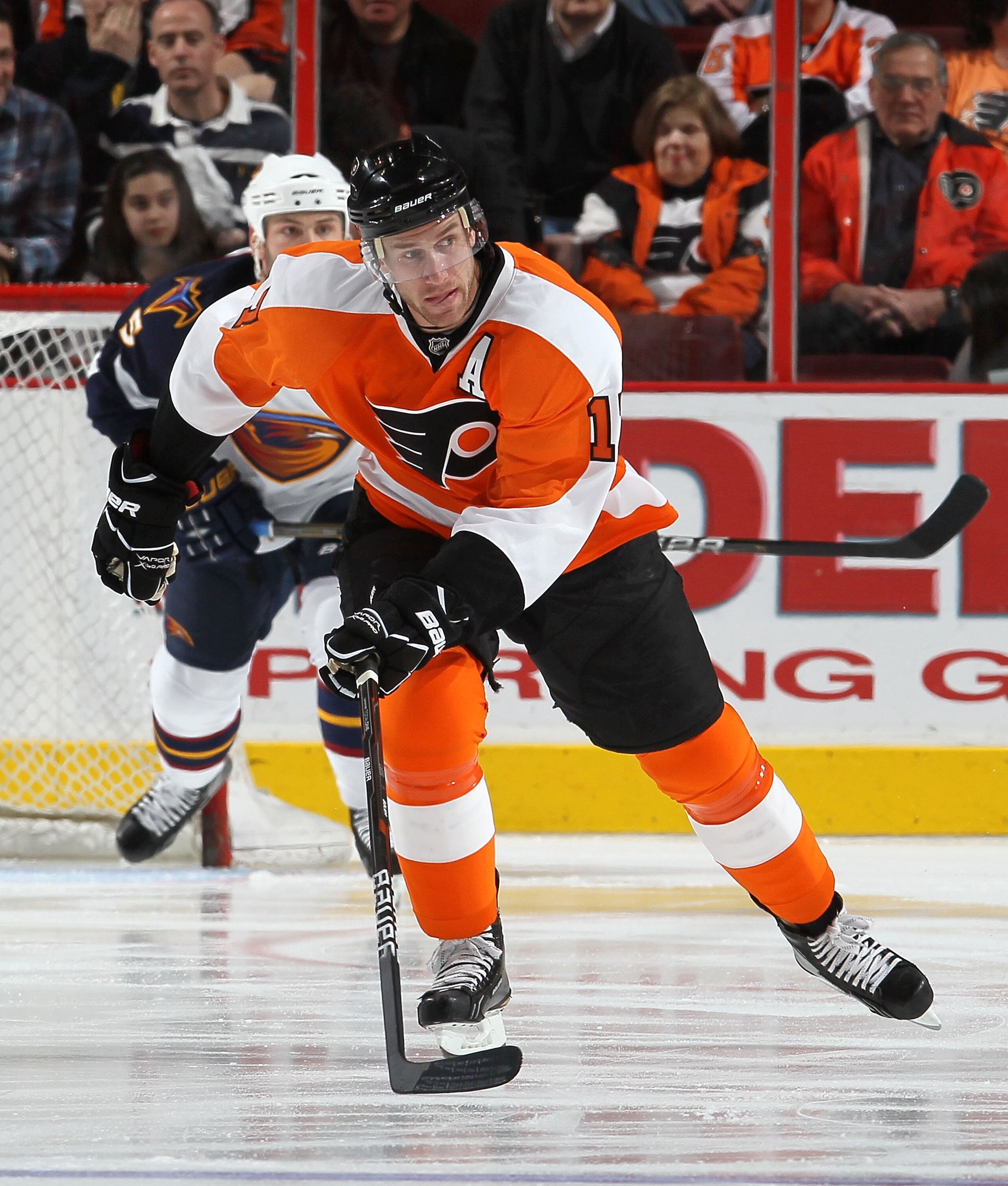 PHILADELPHIA, PA - MARCH 12:  Jeff Carter #17 of the Philadelphia Flyers skates against the Atlanta Thrashers on March 12, 2011 at Wells Fargo Center in Philadelphia, Pennsylvania.  (Photo by Jim McIsaac/Getty Images)
