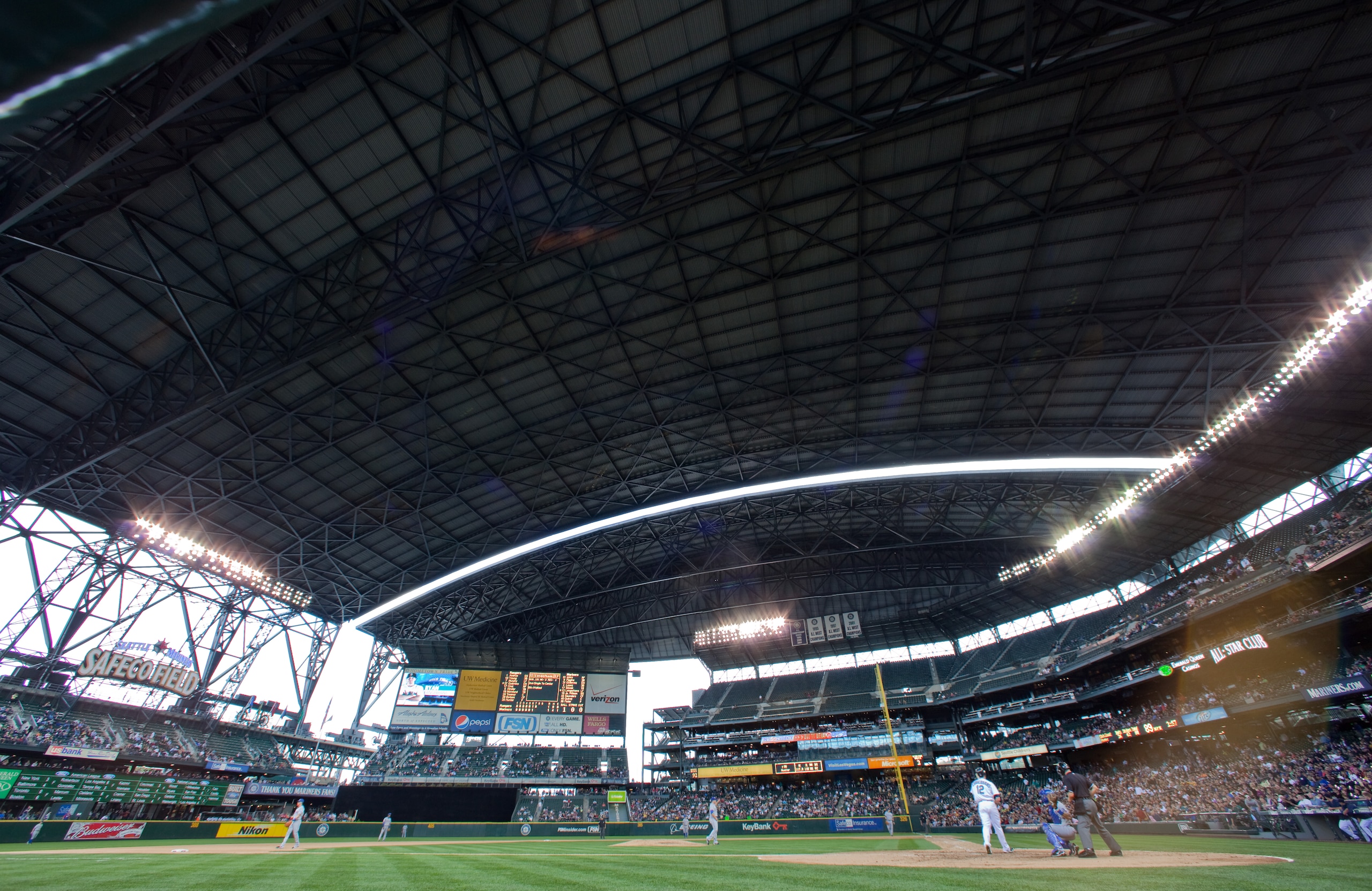 SEATTLE - SEPTEMBER 19: The roof is slowly extended to the closed position during the game between the Texas Rangers and the Seattle Mariners at Safeco Field on September 19, 2010 in Seattle, Washington. The Mariners won 2-1. (Photo by Otto Greule Jr/Get SEATTLE - SEPTEMBER 19: The roof is slowly extended to the closed position during the game between the Texas Rangers and the Seattle Mariners at Safeco Field on September 19, 2010 in Seattle, Washington. The Mariners won 2-1. (Photo by Otto Greule Jr/Get