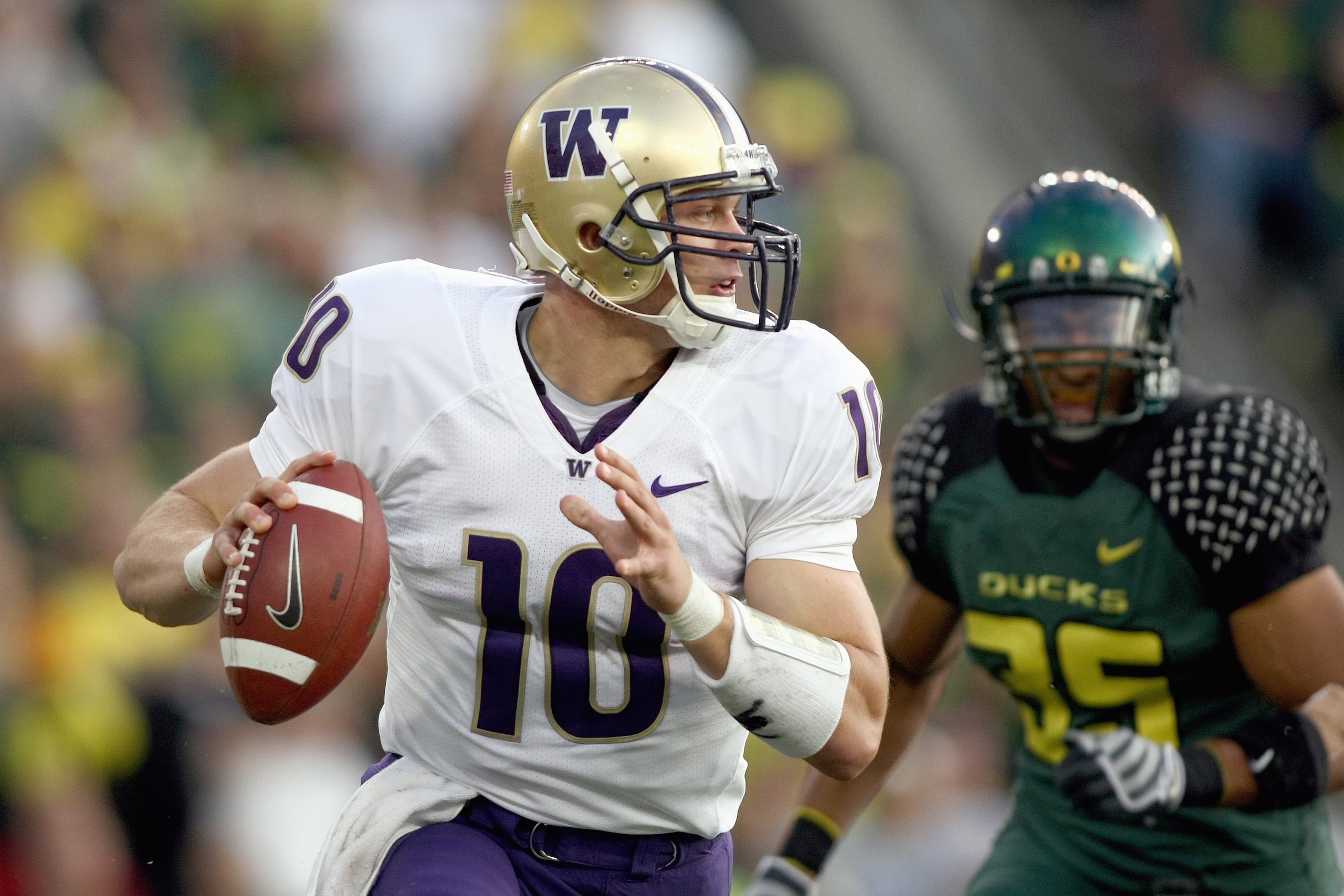 EUGENE, OR - AUGUST 30:  Quarterback Jake Locker #10 of the Washington Huskies looks to pass the ball during the game against the Oregon Ducks at Autzen Stadium on August 30, 2008 in Eugene, Oregon. (Photo by Jonathan Ferrey/Getty Images)
