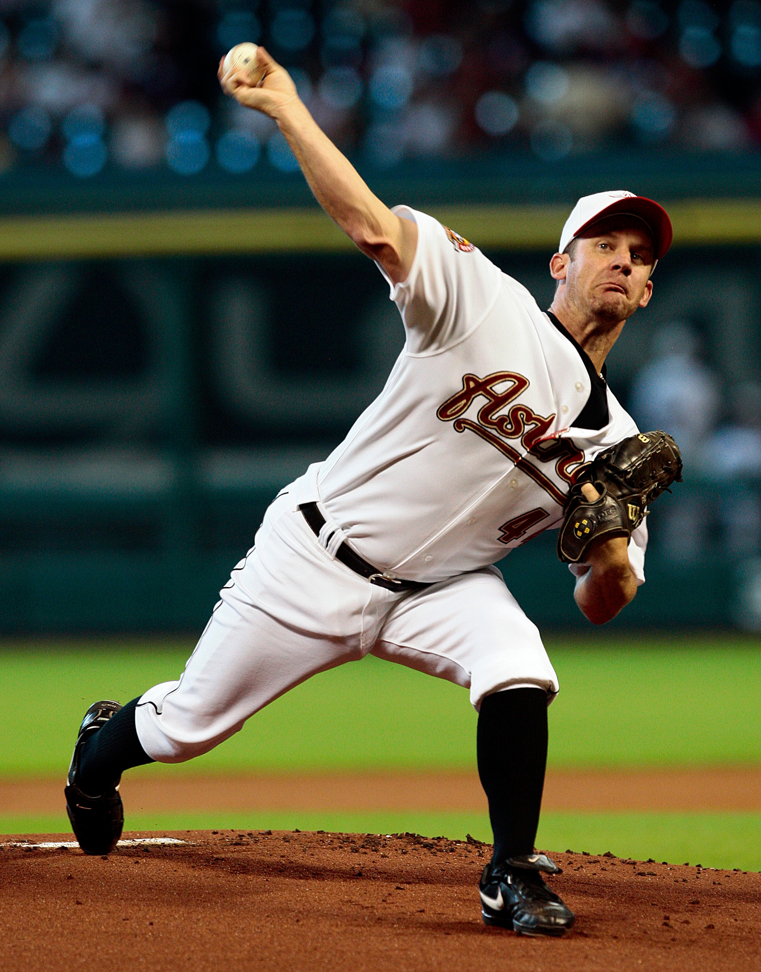 HOUSTON - MAY 31:  Pitcher Roy Oswalt #44 of the Houston Astros throws in the first inning against the Washington Nationals at Minute Maid Park on May 31, 2010 in Houston, Texas.  (Photo by Bob Levey/Getty Images)
