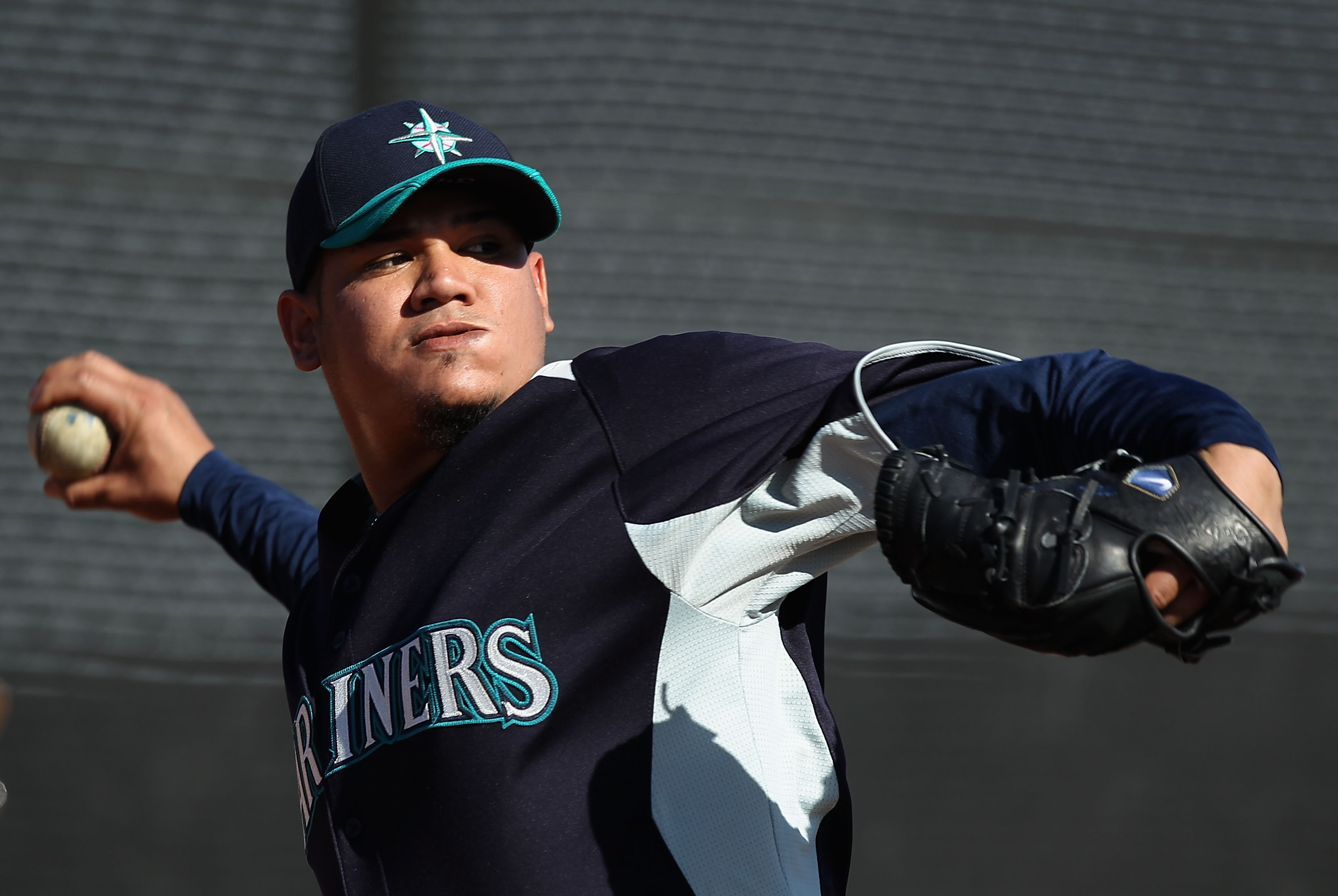 PEORIA, AZ - FEBRUARY 15:  Pitcher Felix Hernandez #34 of the Seattle Mariners throws during a MLB spring training practice at Peoria Stadium on February 15, 2011 in Peoria, Arizona.  (Photo by Christian Petersen/Getty Images)