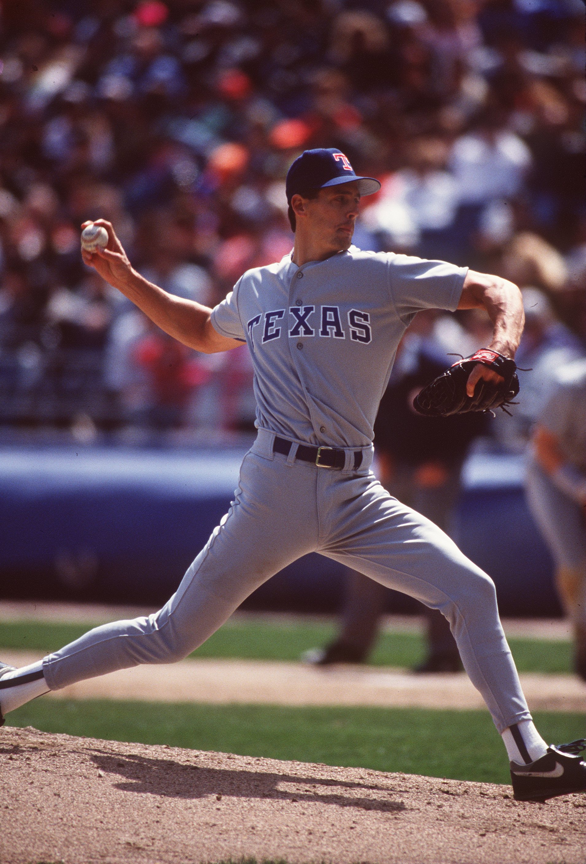 TEXAS RANGERS PITCHER KEVIN BROWN DELIVERS A PITCH DURING THE 1992 MAJOR LEAGUE BASEBALL SEASON AT COMISKEY PARK IN CHICAGO, ILLINOIS.