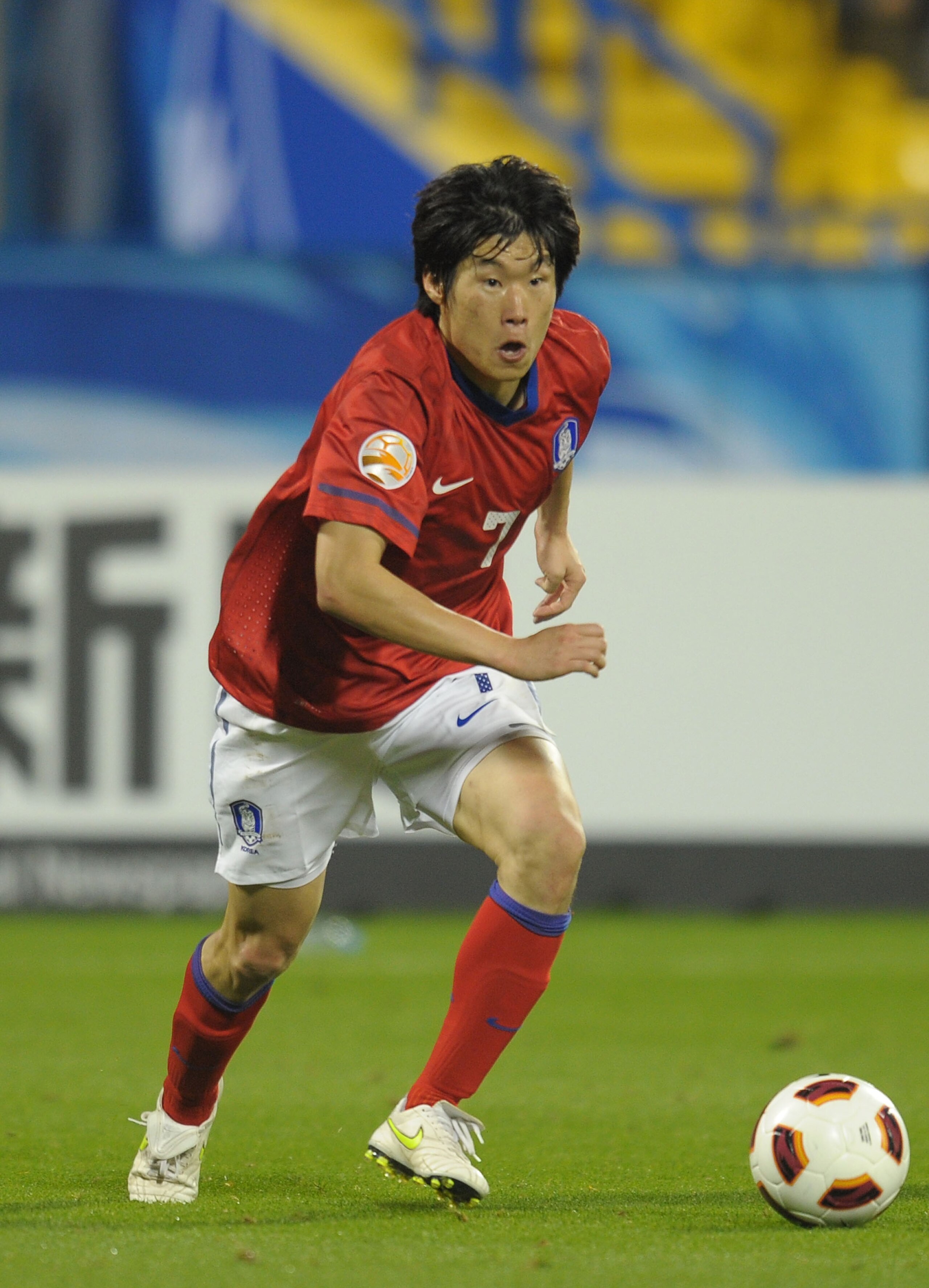 DOHA, QATAR - JANUARY 25: Ji-Sung Park of Korea in action during the AFC Asian Cup Semi Final match between Japan and South Korea at Al-Gharafa Stadium on January 25, 2011 in Doha, Qatar.  (Photo by Koki Nagahama/Getty Images)