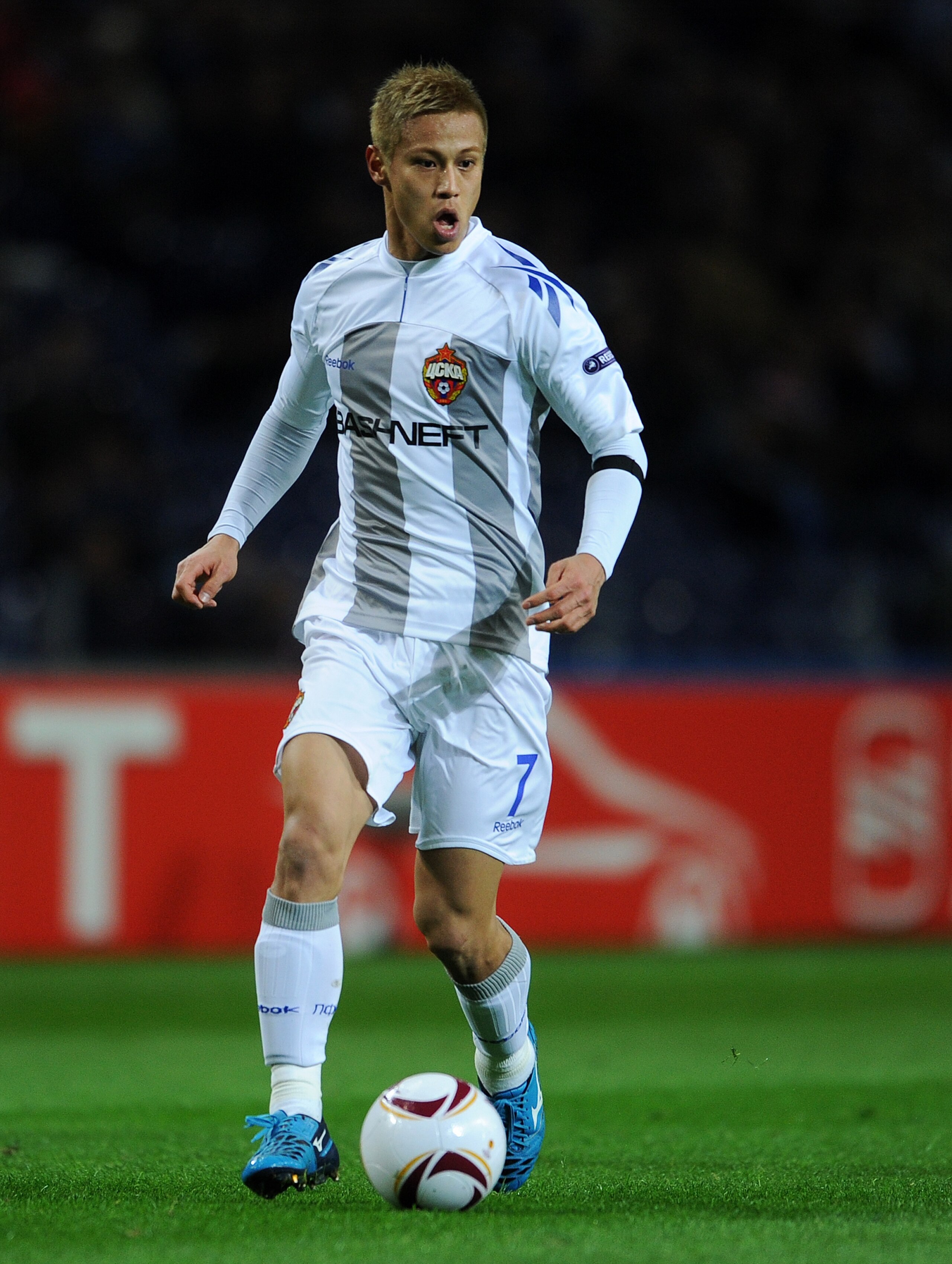 PORTO, PORTUGAL - MARCH 17:  (EMBARGOED FOR PUBLICATION IN ALL JAPANESE MEDIA UNTIL 48 HOURS AFTER CREATE DATE AND TIME) Keisuke Honda of CSKA Moscow runs with the ball during the UEFA Europa League round of 16 second leg match between FC Porto and CSKA M