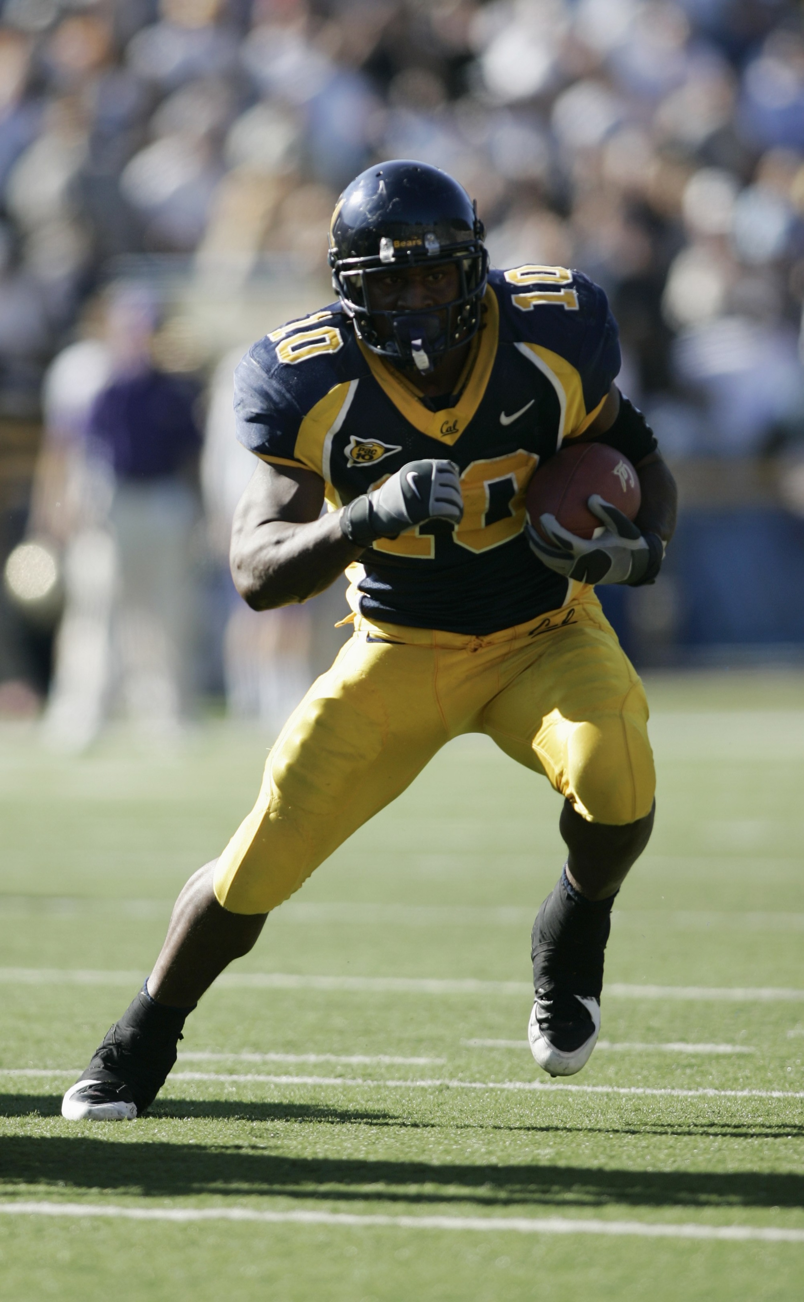 BERKELEY, CA - OCTOBER 21:  Running back Marshawn Lynch #10 of the California Golden Bears carries the ball against the Washington Huskies on October 21, 2006 at Memorial Stadium in Berkeley, Callifornia. Cal won 31-24 in overtime. (Photo by Jonathan Ferr
