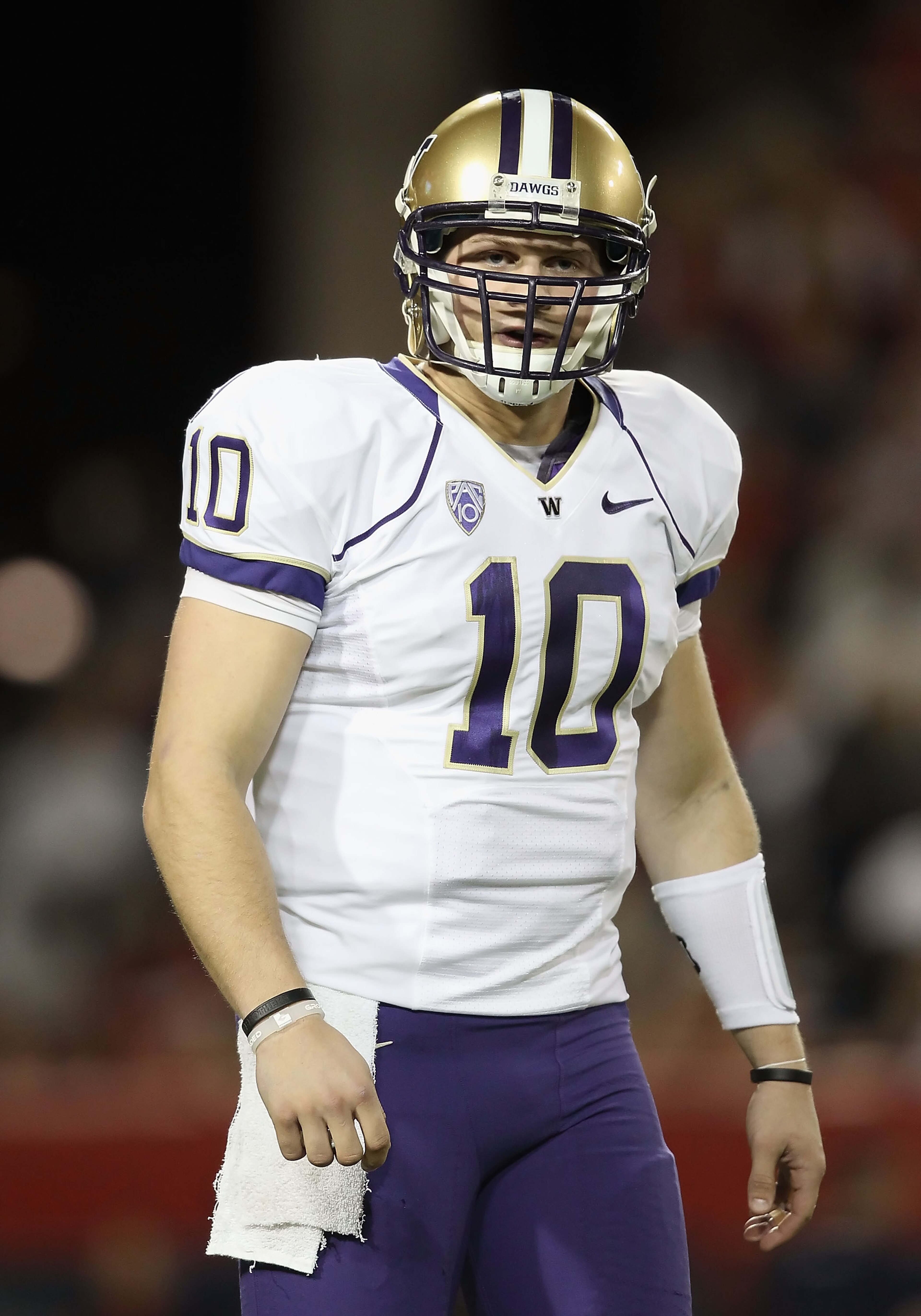 TUCSON, AZ - OCTOBER 23: Quarterback Jake Locker #10 of the Washington Huskies during the college football game against the Arizona Wildcats at Arizona Stadium on October 23, 2010 in Tucson, Arizona. The Wildcats defeated the Huskies 44-14. (Photo by Ch TUCSON, AZ - OCTOBER 23: Quarterback Jake Locker #10 of the Washington Huskies during the college football game against the Arizona Wildcats at Arizona Stadium on October 23, 2010 in Tucson, Arizona. The Wildcats defeated the Huskies 44-14. (Photo by Ch