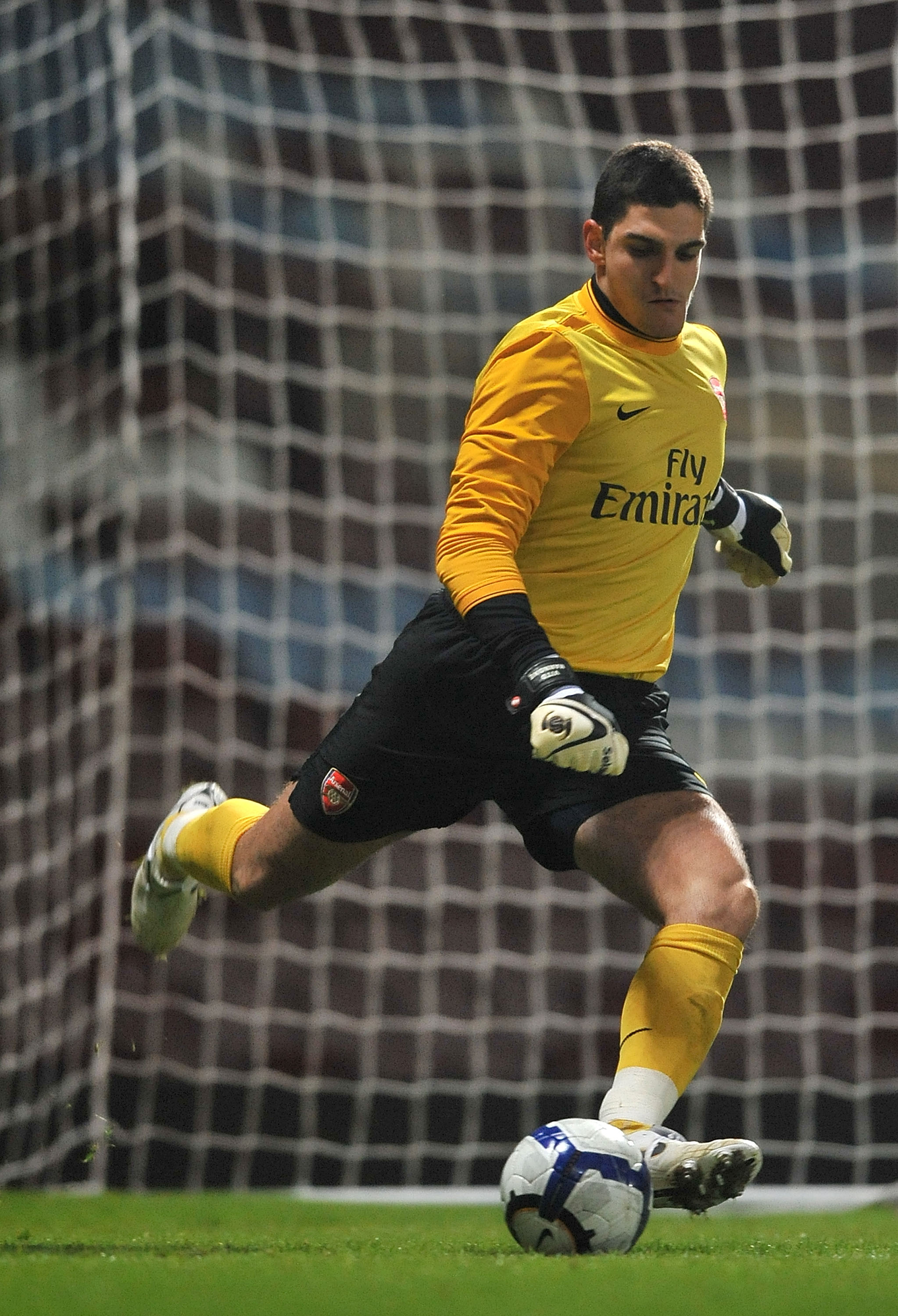 LONDON, ENGLAND - JANUARY 12:  Vito Mannone of Arsenal in action during the reserves match between West Ham United Reserves and Arsenal Reserves at Boleyn Ground on January 12, 2010 in London, England.  (Photo by Christopher Lee/Getty Images)