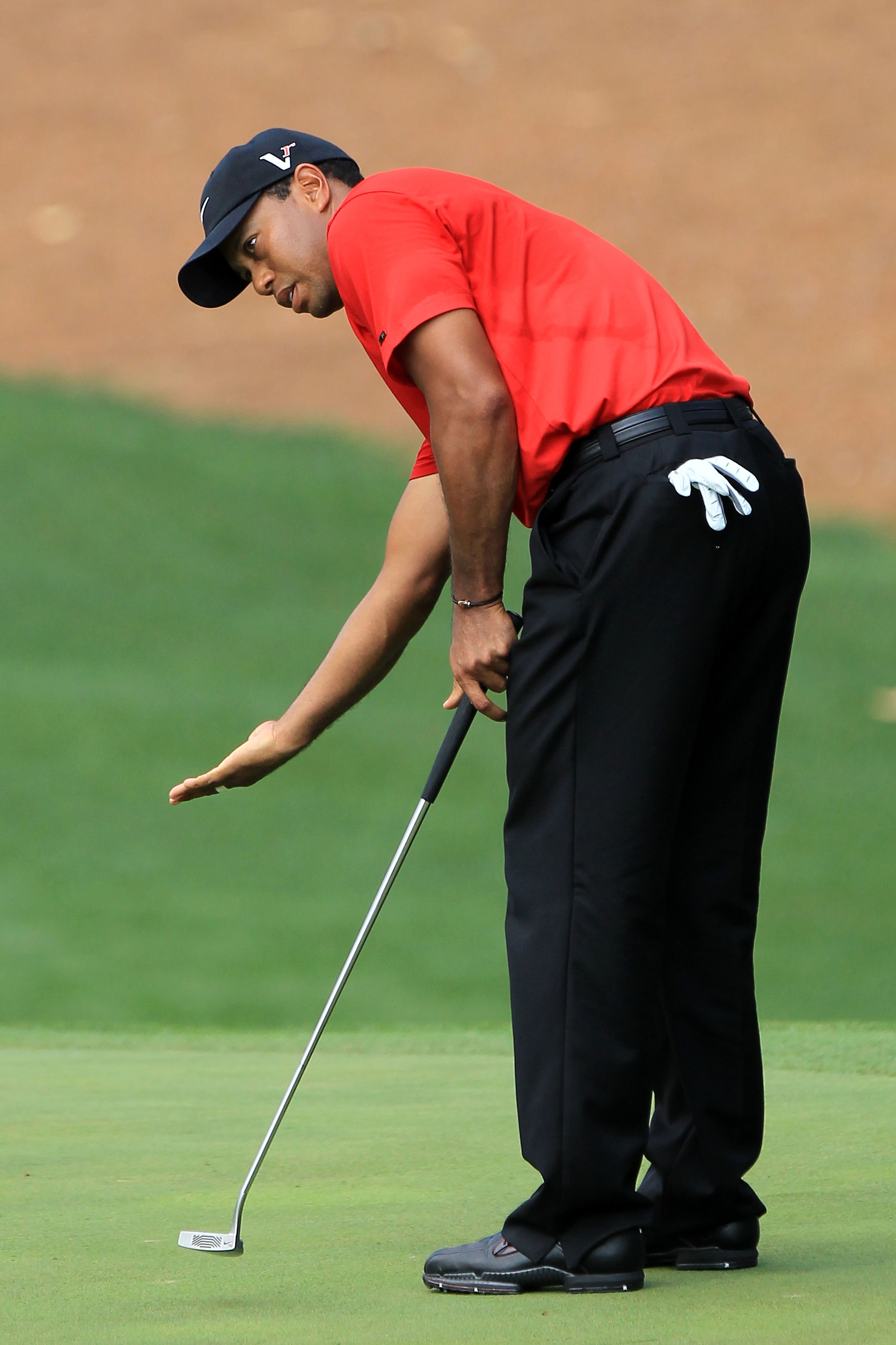 AUGUSTA, GA - APRIL 10: Tiger Woods reacts to a putt during the final round of the 2011 Masters Tournament on April 10, 2011 in Augusta, Georgia.  (Photo by David Cannon/Getty Images)