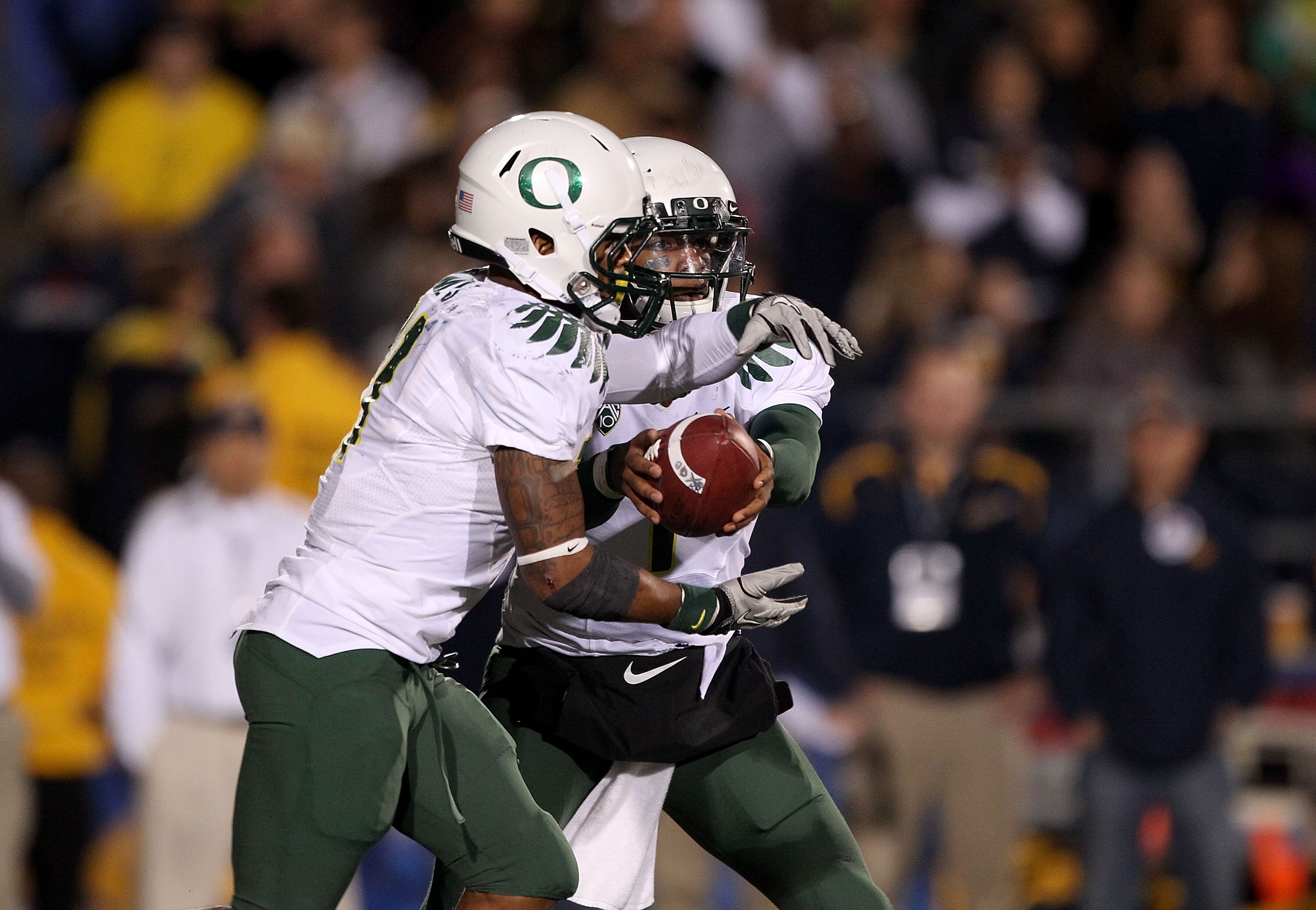 BERKELEY, CA - NOVEMBER 13:  Darron Thomas #1 of the Oregon Ducks hands off to LaMichael James #21 during their game against the California Golden Bears  at California Memorial Stadium on November 13, 2010 in Berkeley, California.  (Photo by Ezra Shaw/Get