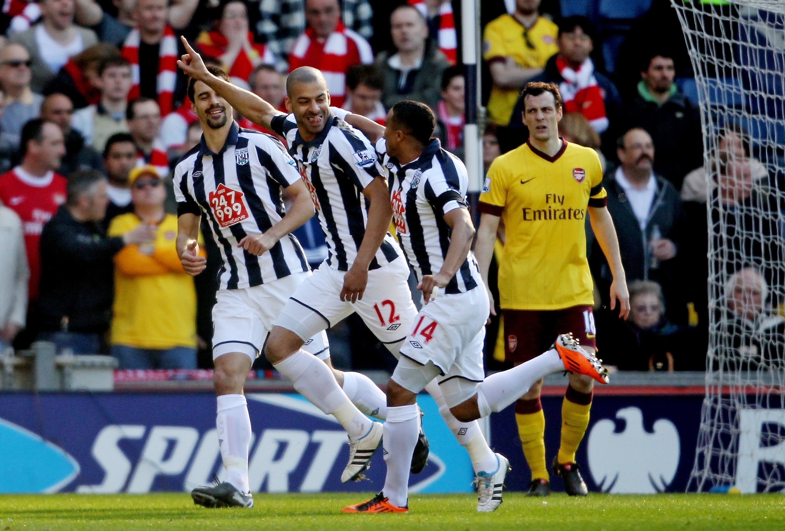 WEST BROMWICH, ENGLAND - MARCH 19:  Steven Reid of WBA (C) celebrates after scoring their first goal during the Barclays Premier League match between West Bromwich Albion and Arsenal at The Hawthorns on March 19, 2011 in West Bromwich, England.  (Photo by